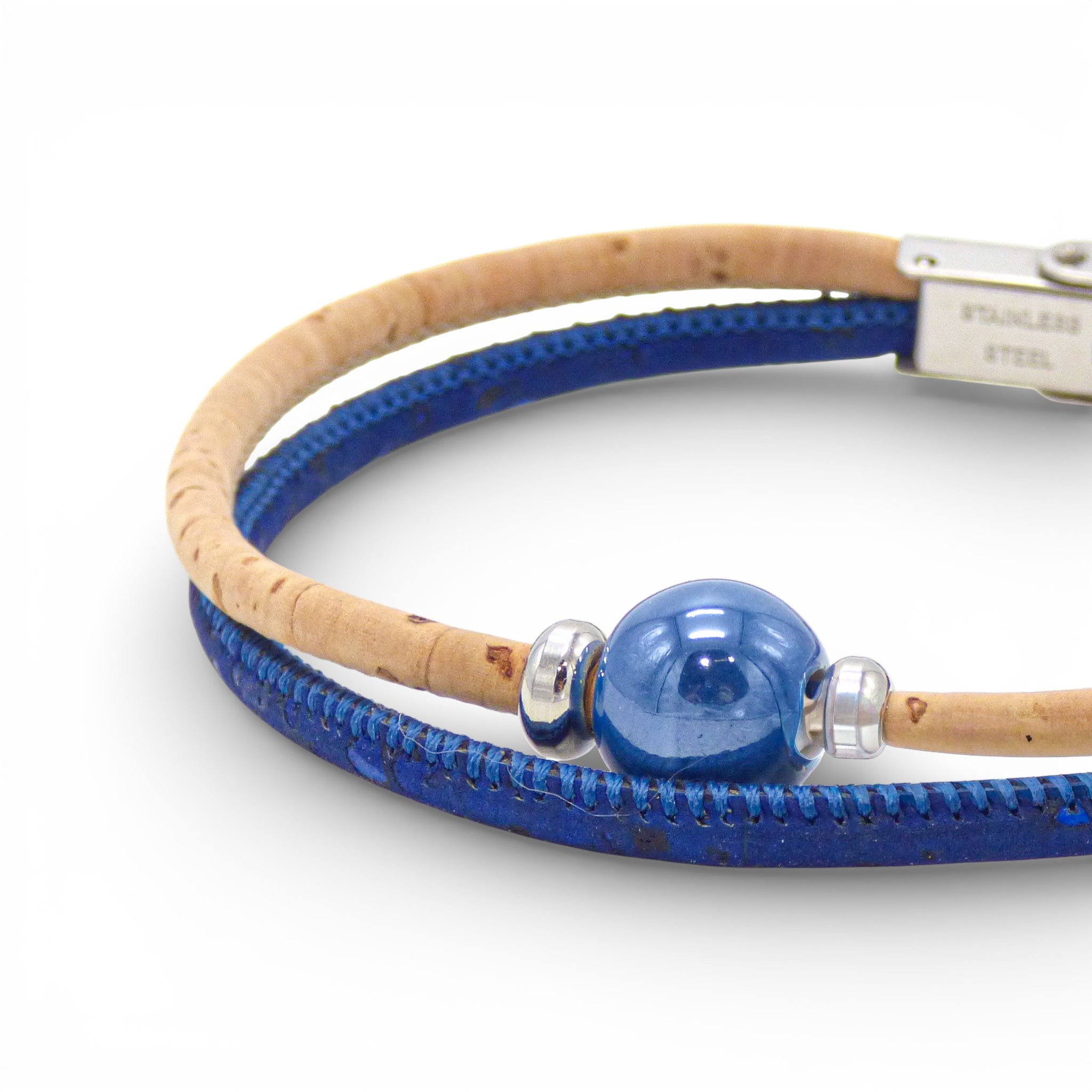 Gros plan sur la perle céramique bleue d'un bracelet en liège — Cork Colors, fermoir acier, Portugal