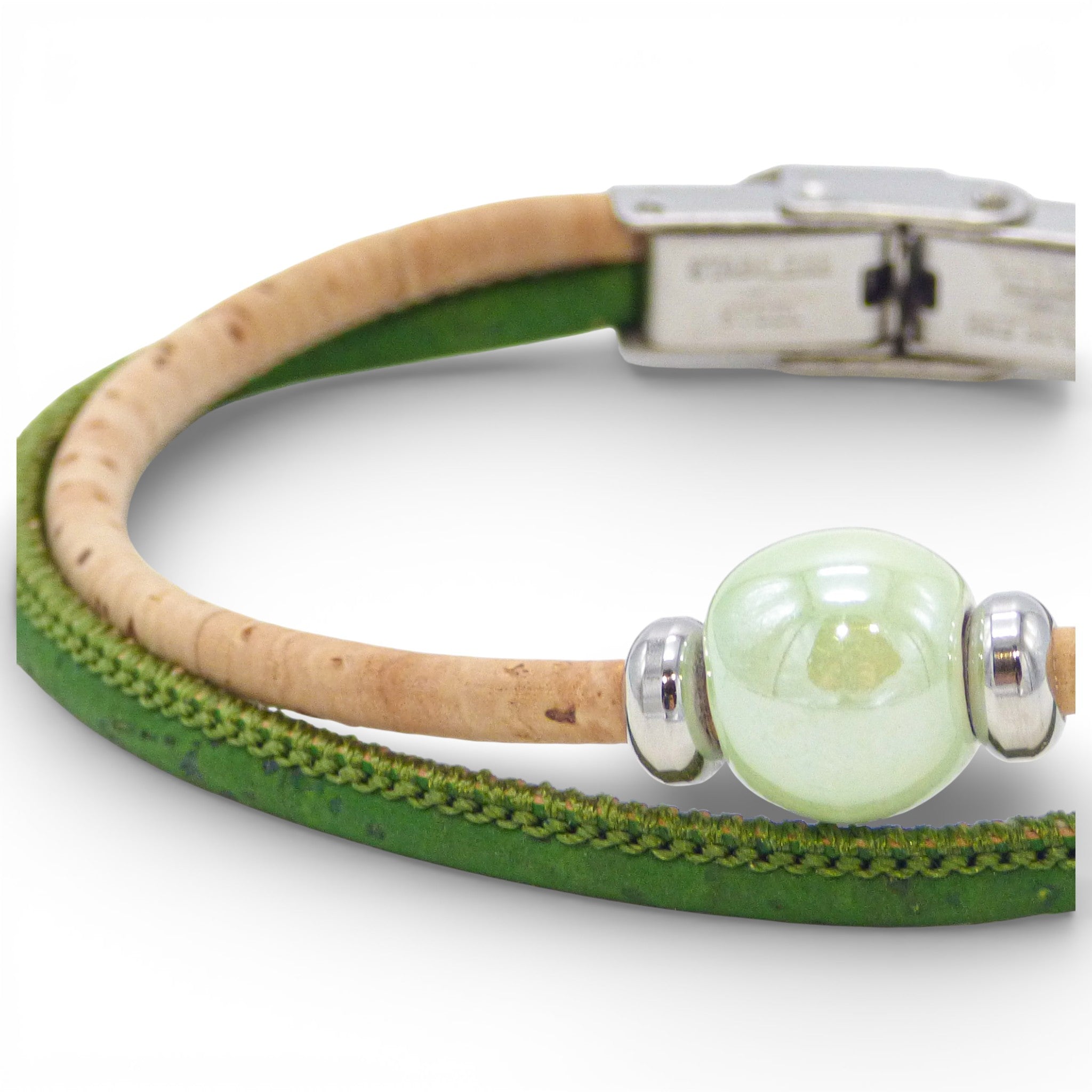 Gros plan sur la perle céramique vert clair du bracelet en liège — Cork Colors, cordon vert, Portugal