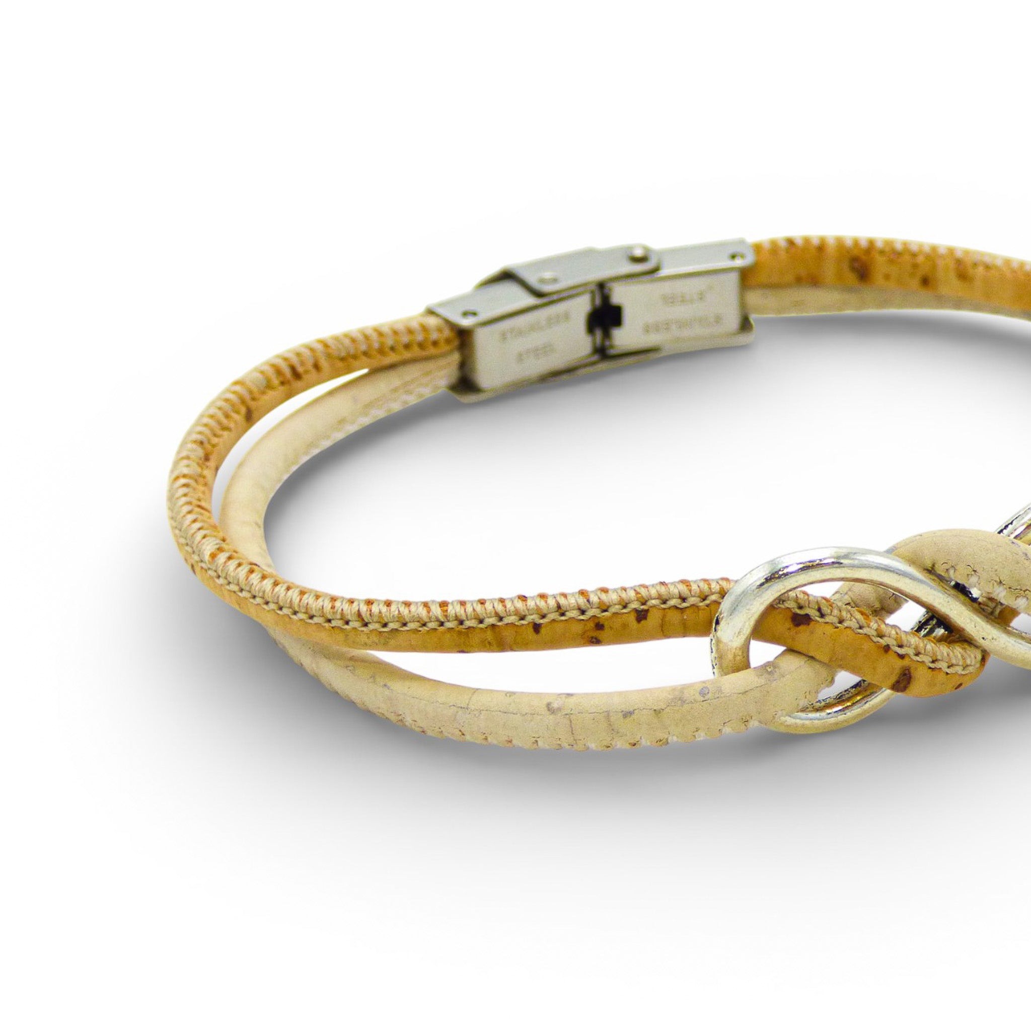 Gros plan sur le noeud infini argenté et les cordons de liège naturel — bracelet Cork Colors, Portugal