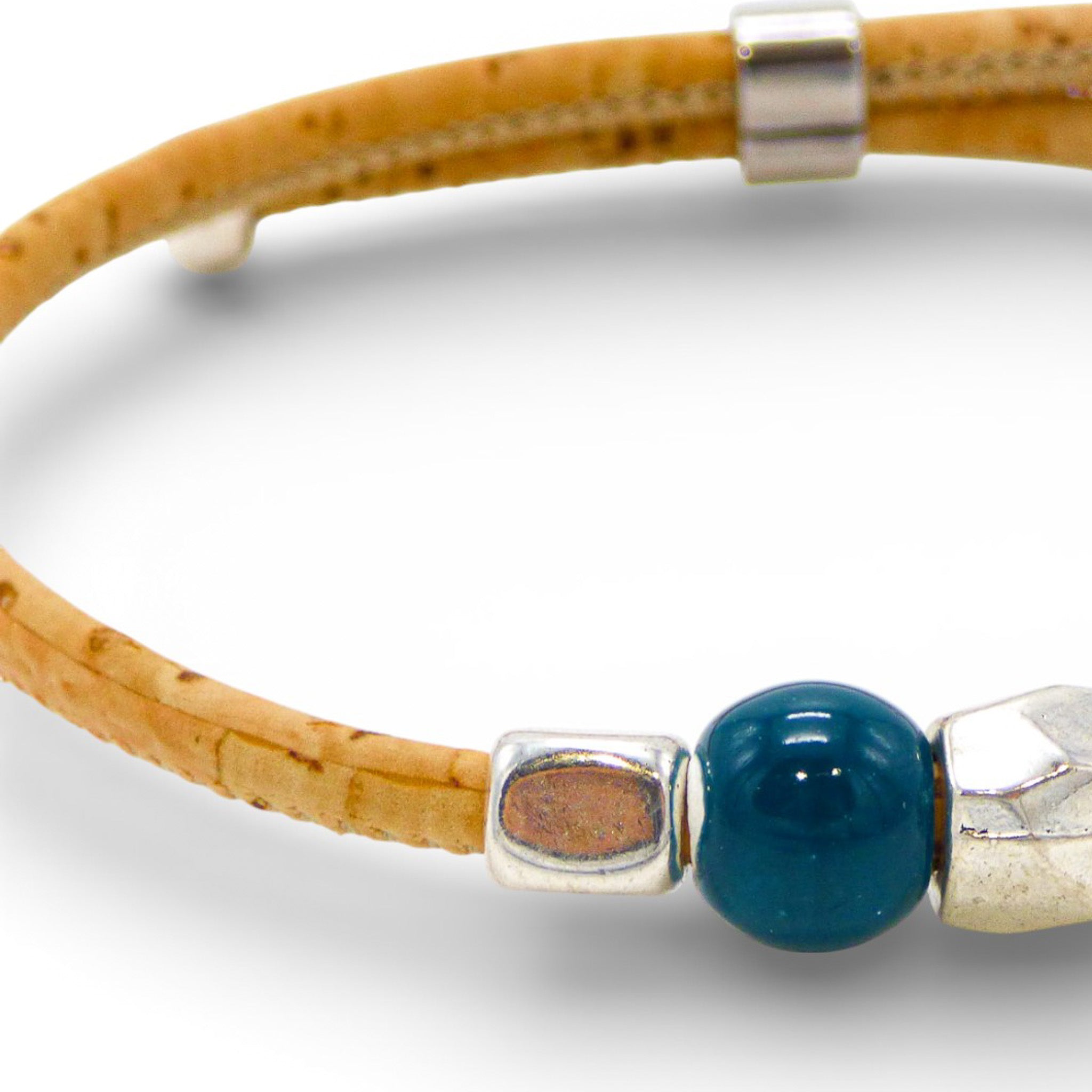 Gros plan perle céramique bleue et cube métal blanchi — bracelet liège Cork Colors, Portugal