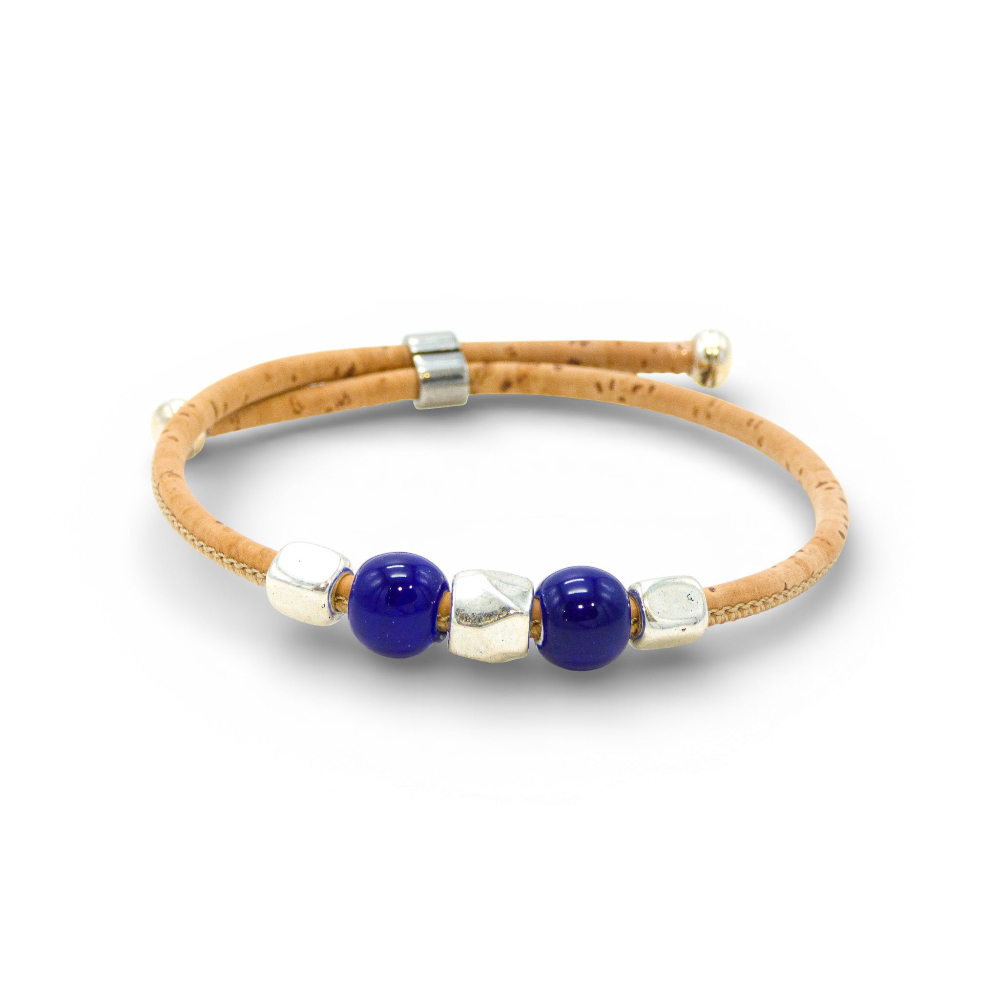 Cork Colors bracelet jonc fin perlé in blue, featuring pearls and a silver clasp, showcased on a neutral background.