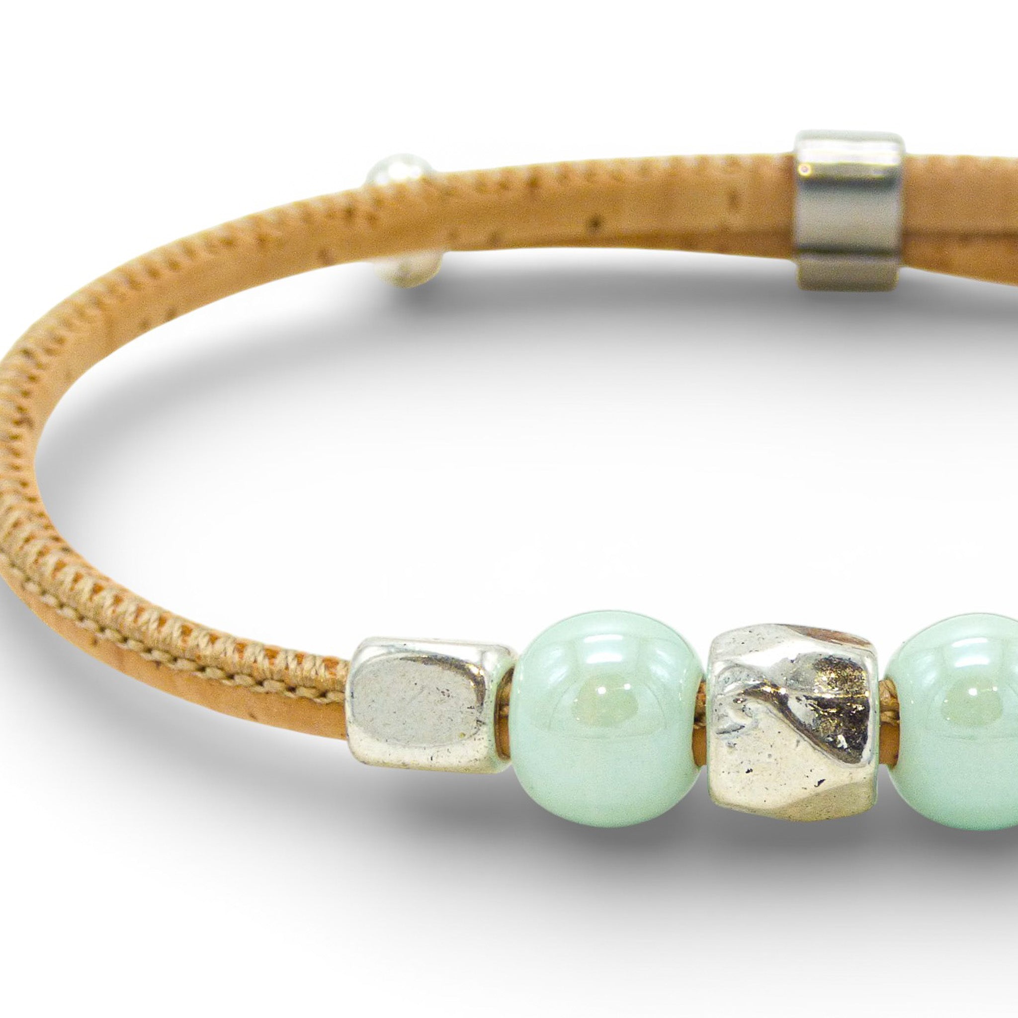 Cork Colors bracelet jonc fin perlé in cyan, featuring silver clasp and delicate bead detailing.