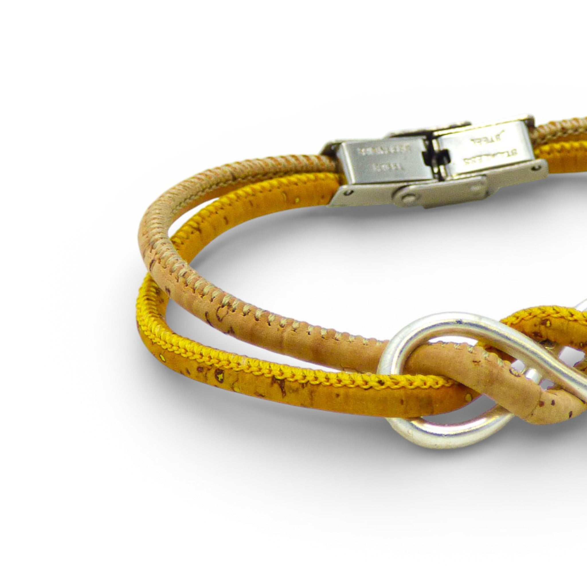 Gros plan du bracelet Infinity en liège naturel et jaune, noeud infini argenté — Cork Colors, Portugal