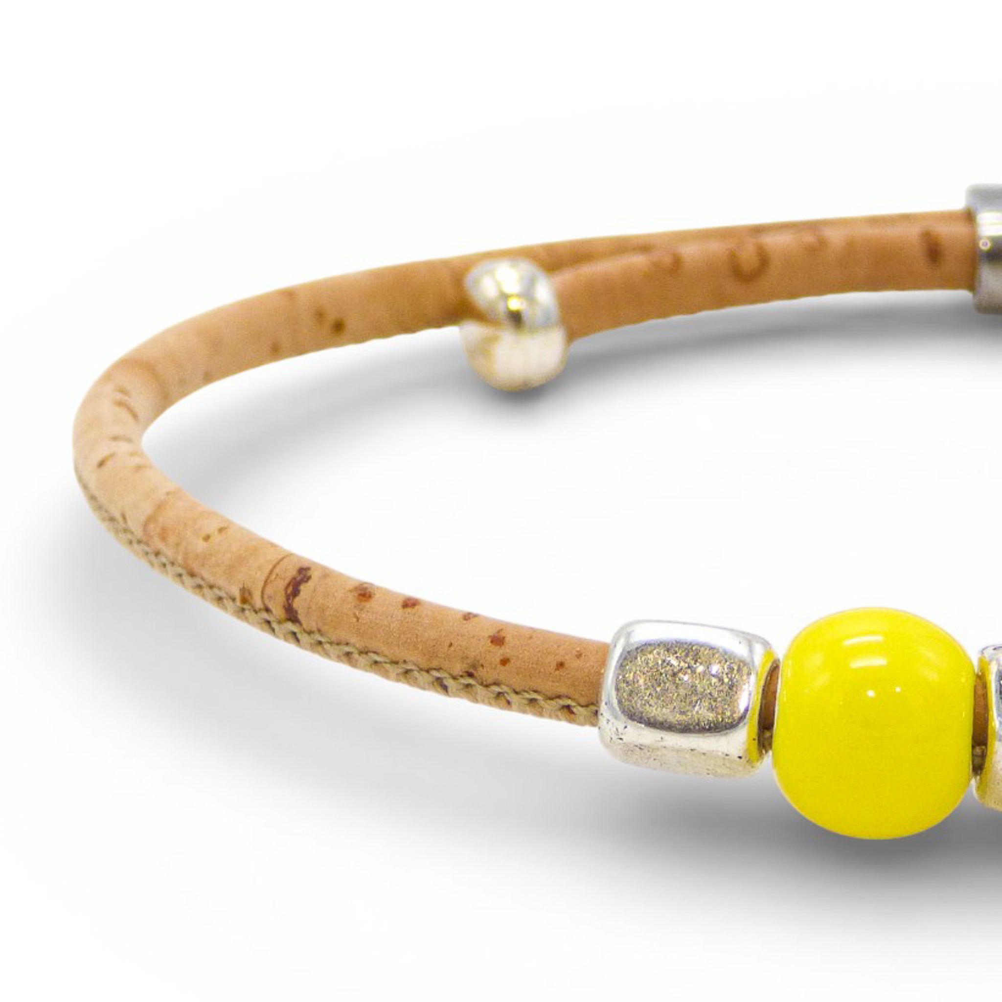 Cork Colors bracelet jonc fin perlé in yellow with silver clasp and pearl detailing on a neutral background.
