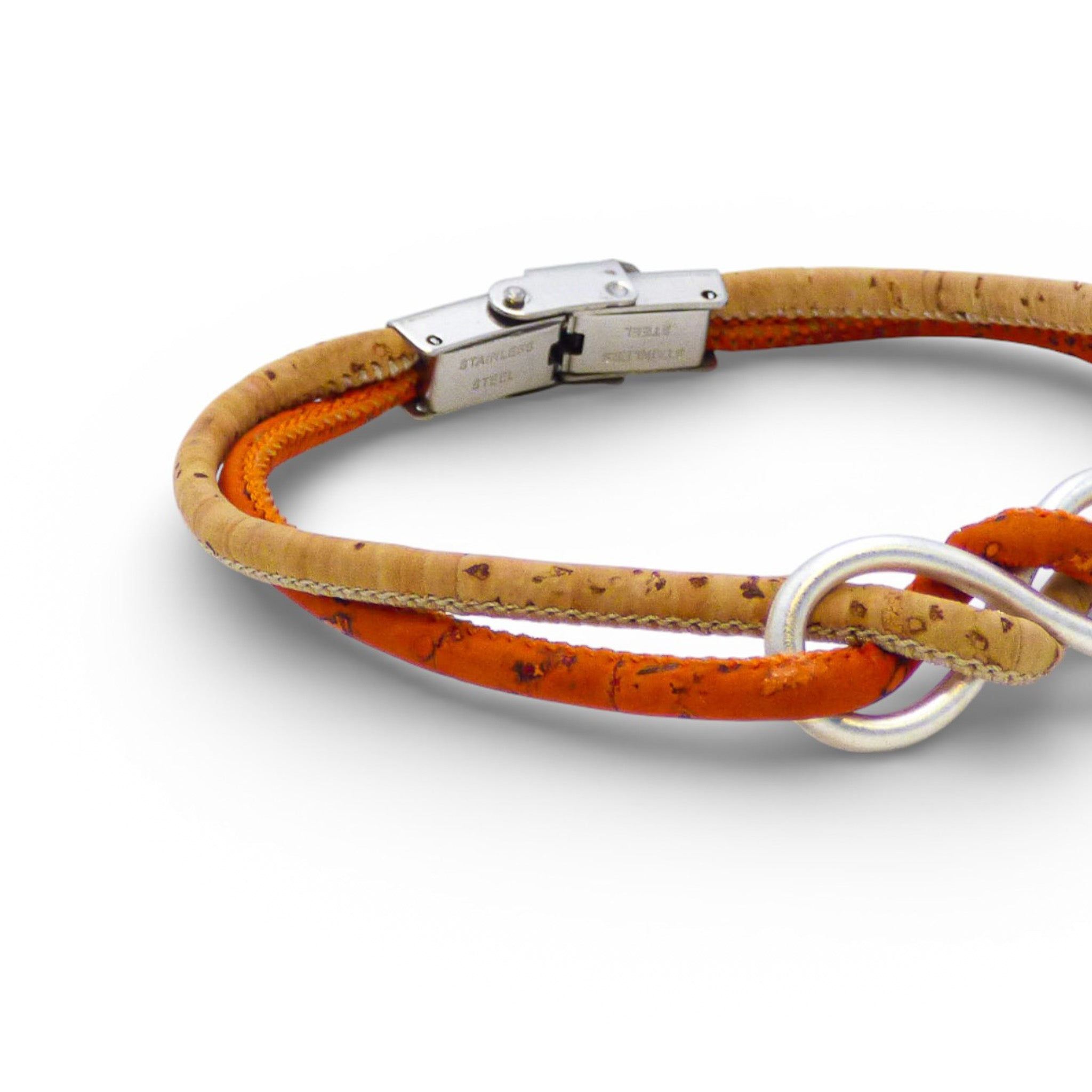 Gros plan sur le bracelet Infinity en liège orange et naturel — Cork Colors, fermoir acier