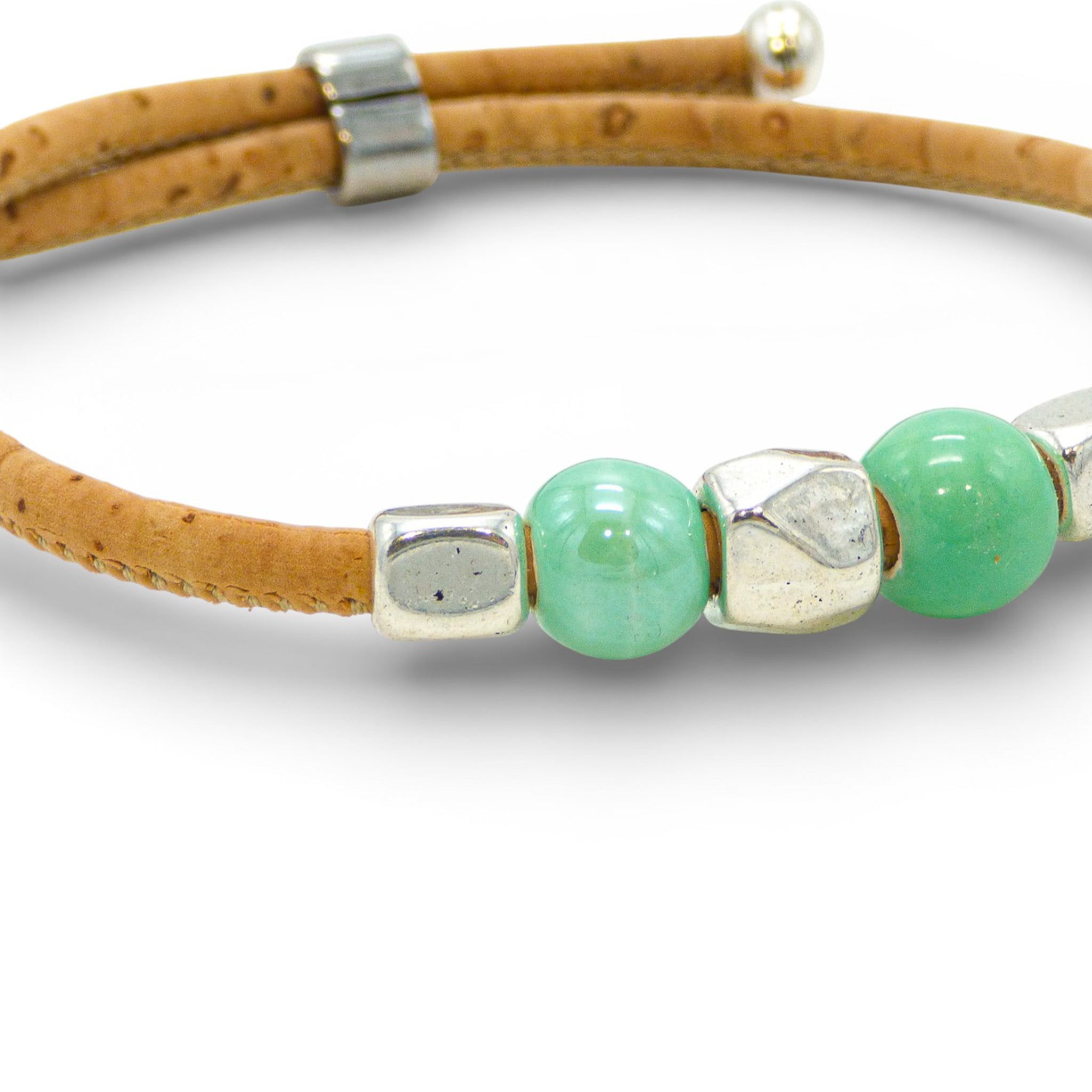 Gros plan sur les perles vertes du bracelet jonc en liège — Cork Colors, métal blanchi, Portugal