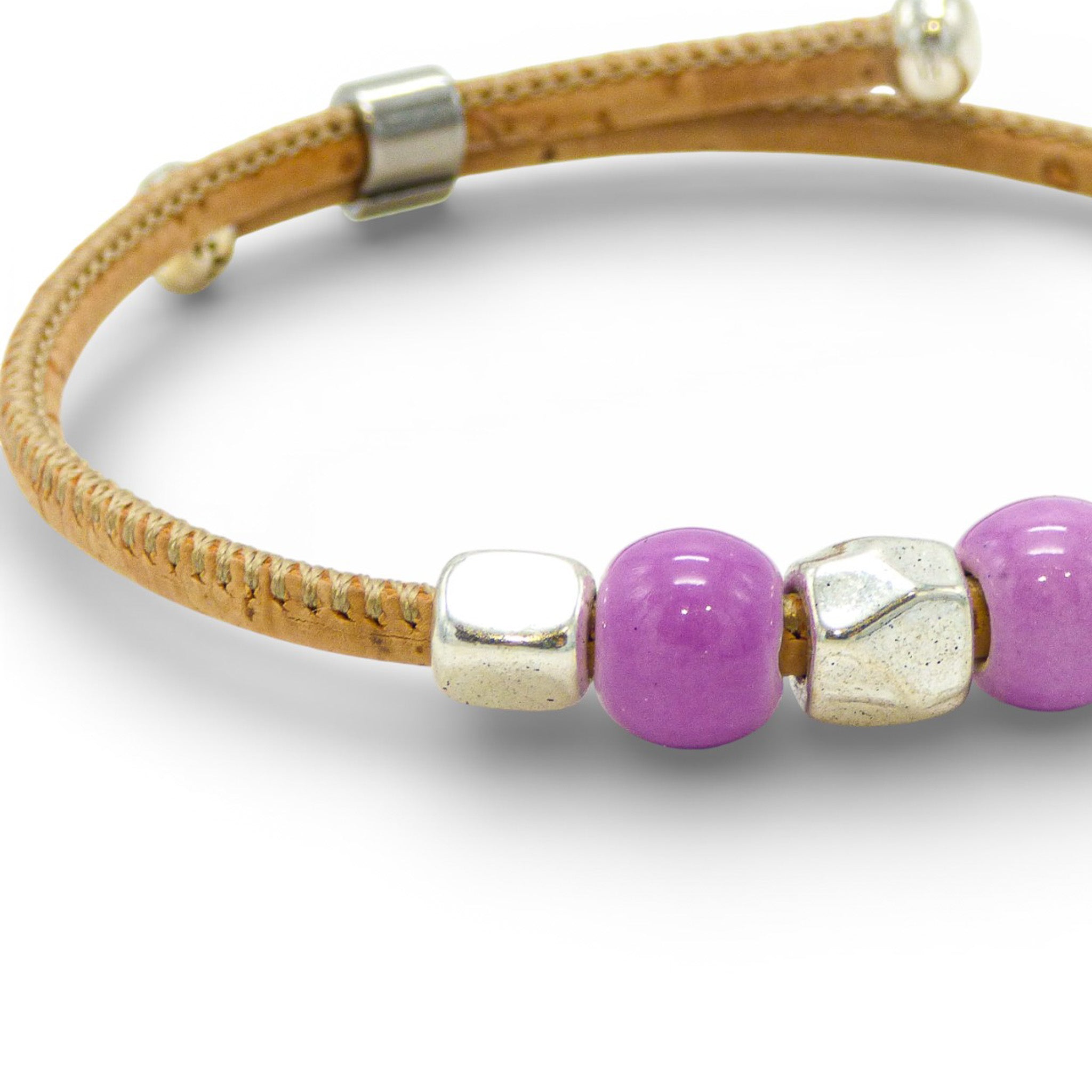 Gros plan sur les perles violettes du bracelet jonc en liège — Cork Colors, métal blanchi, Portugal