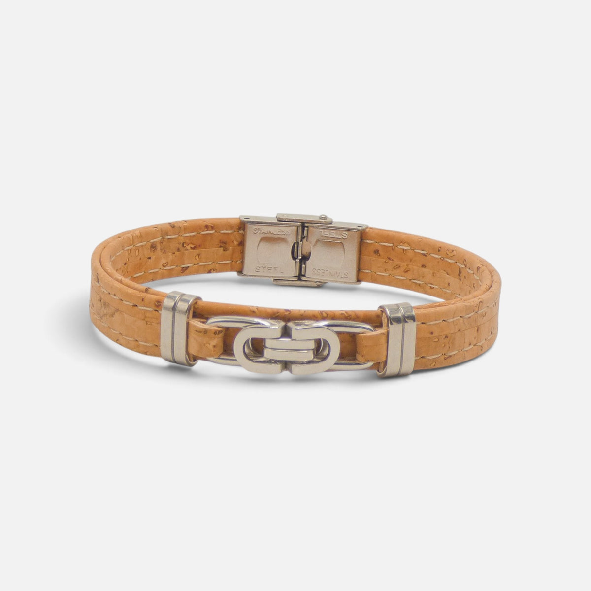 Détail de la manille acier sur un bracelet en liège clair, double rang cousu