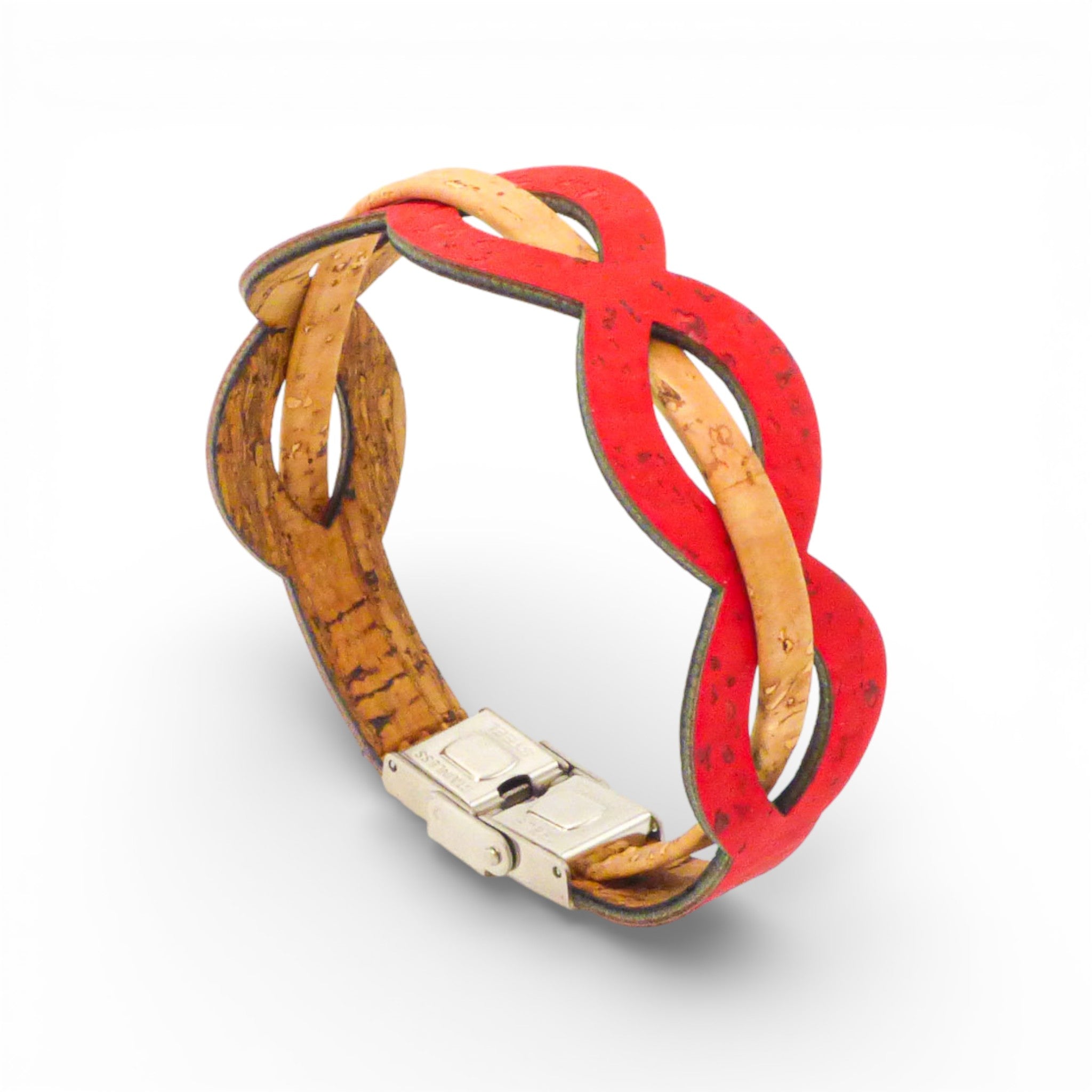 Bracelet entrelacé en liège rouge et naturel porté trois-quarts — Cork Colors, fermoir métal, Portugal