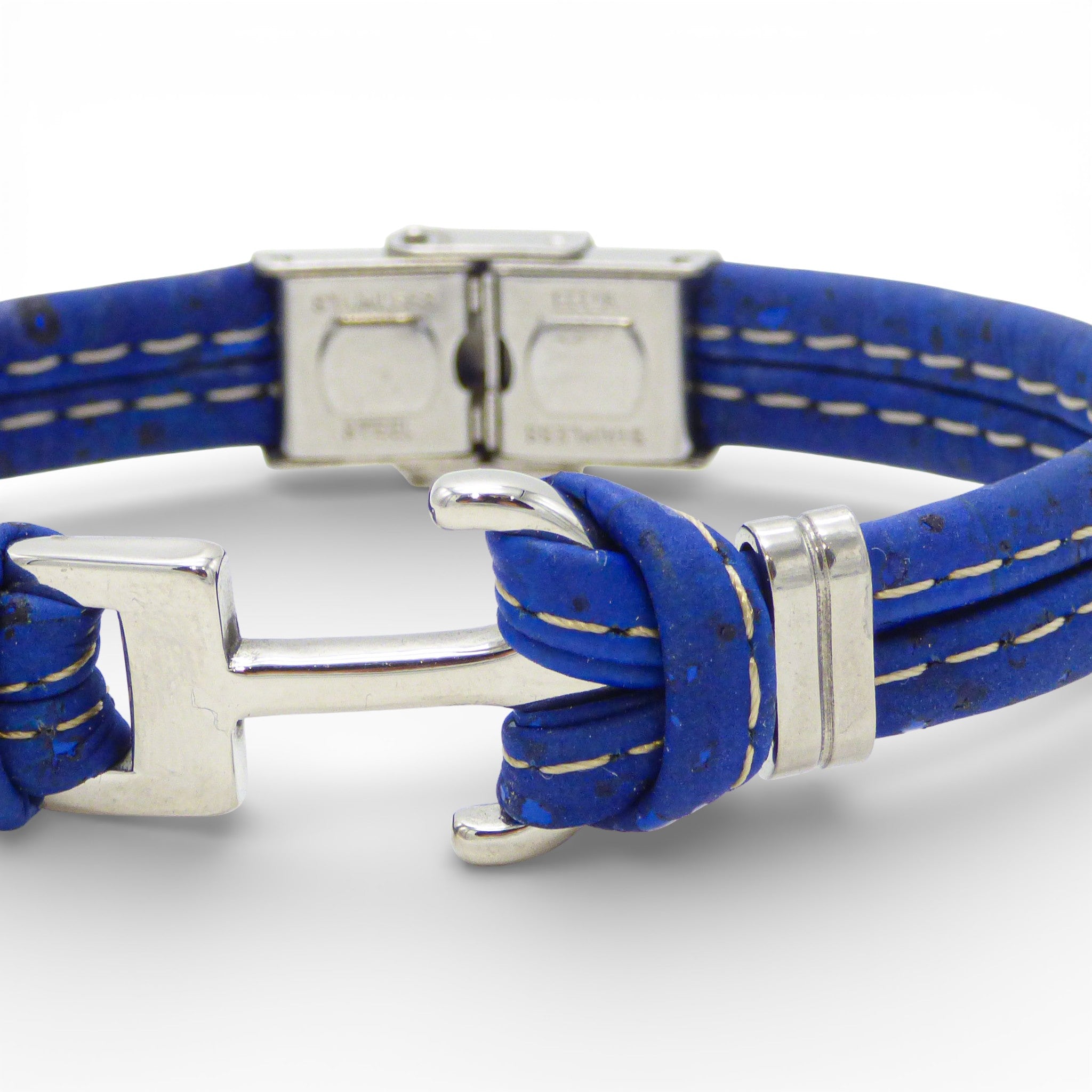 Gros plan sur l'ancre marine acier d'un bracelet en liège bleu roi — Cork Colors, Portugal