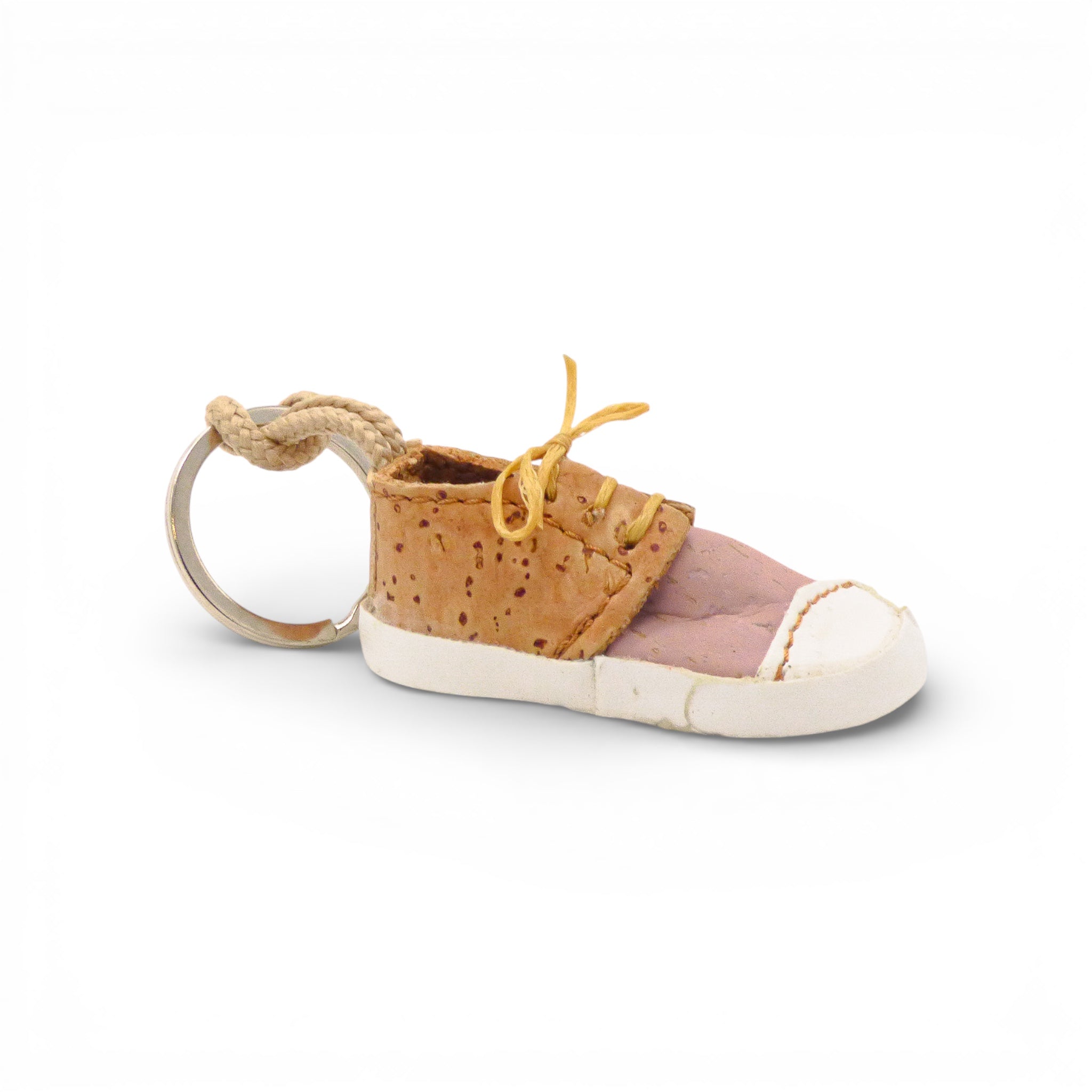 Porte-clés mini basket en liège naturel — Amador Varum, lacets jaunes, semelle blanche, Portugal