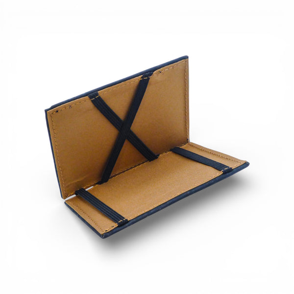 Le Portefeuille Magique en Liège par Amador Varum, affichant un design élégant et durable en liège naturel.