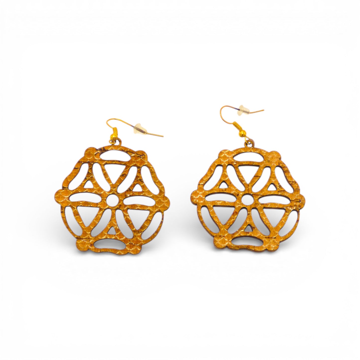 Boucles d'oreilles en liège doré d'Artipel, légères avec un design élégant et naturel.