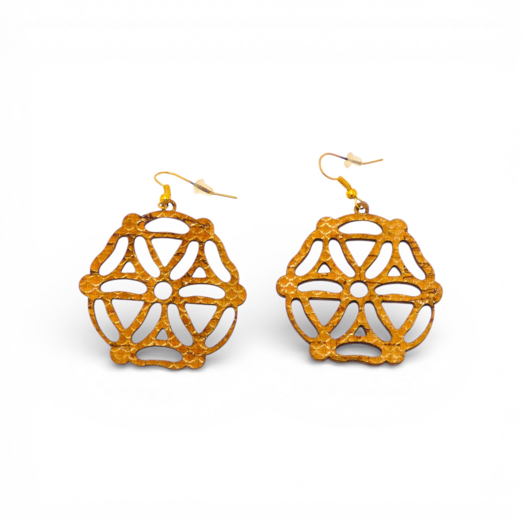 Boucles d'oreilles rosace en liège doré de face — Artipel, motif géométrique, Portugal