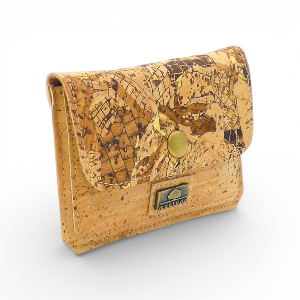 Porte monnaie Montado en liège avec rabat, mettant en valeur sa texture naturelle et design élégant.