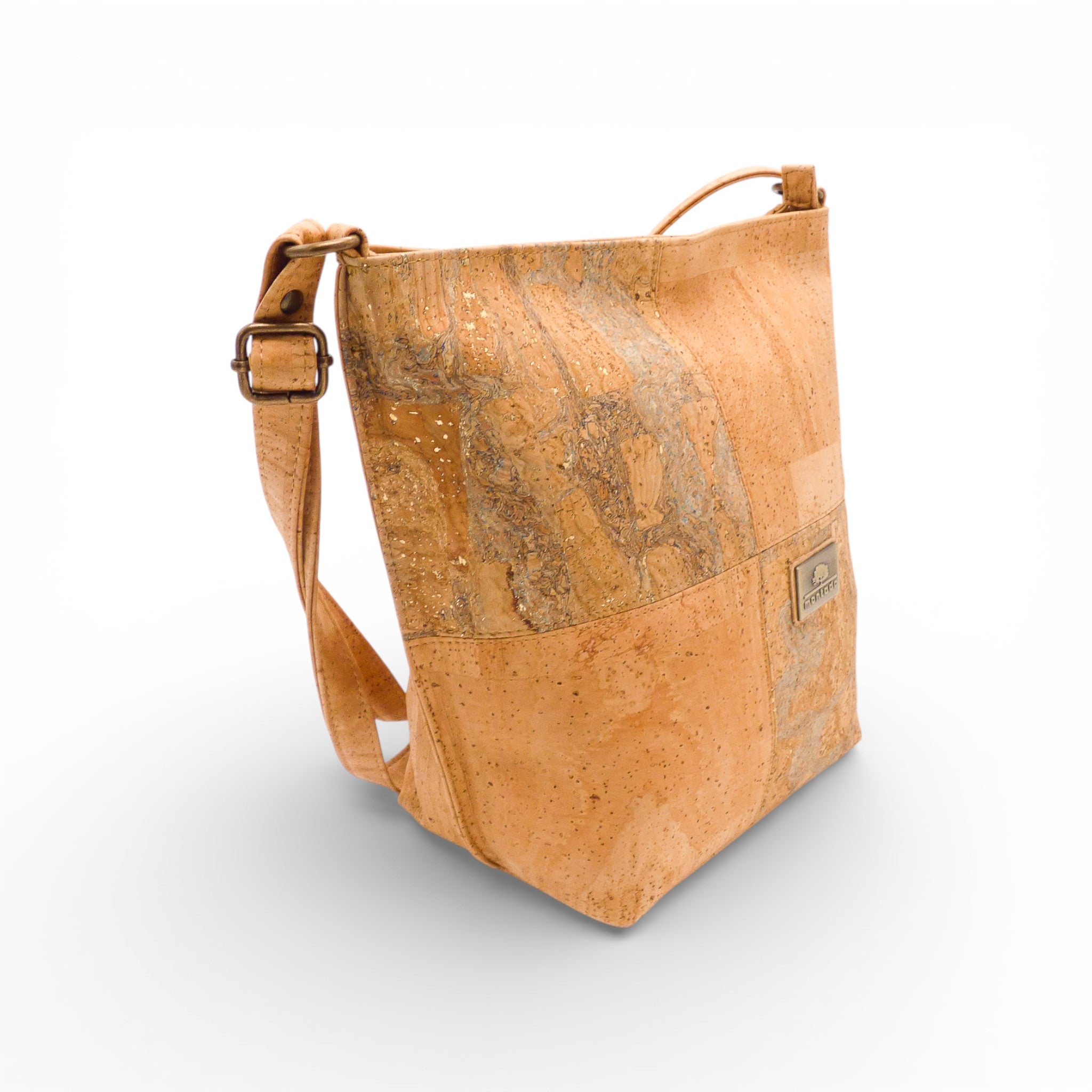 Sac bandoulière Montado en liège - vue angle bas, fond studio