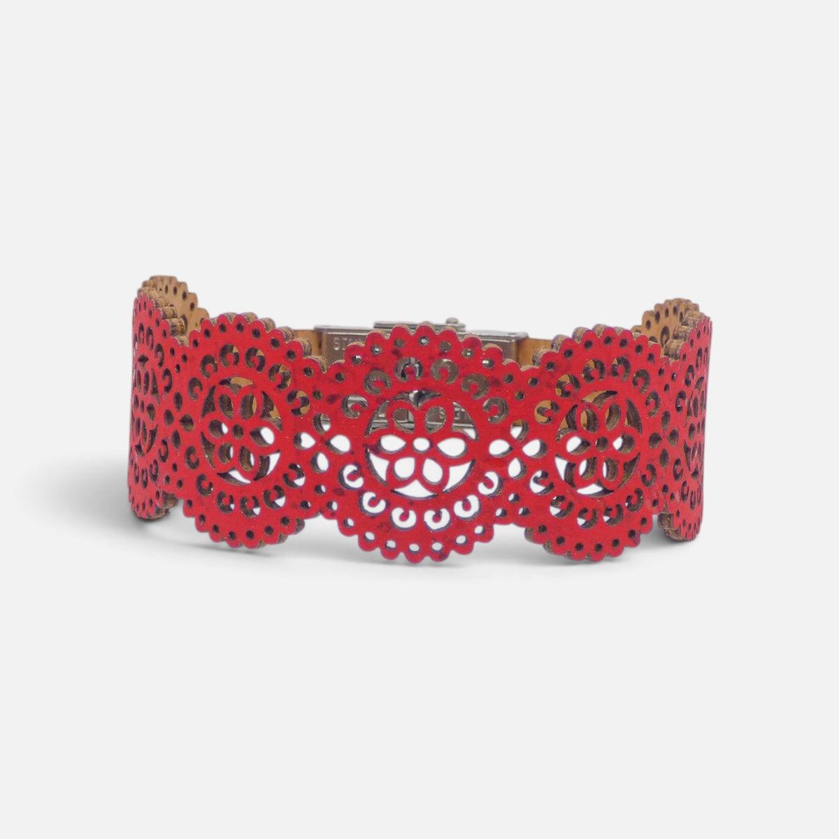 Manchette en liège rouge à rosaces ajourées, large bracelet femme