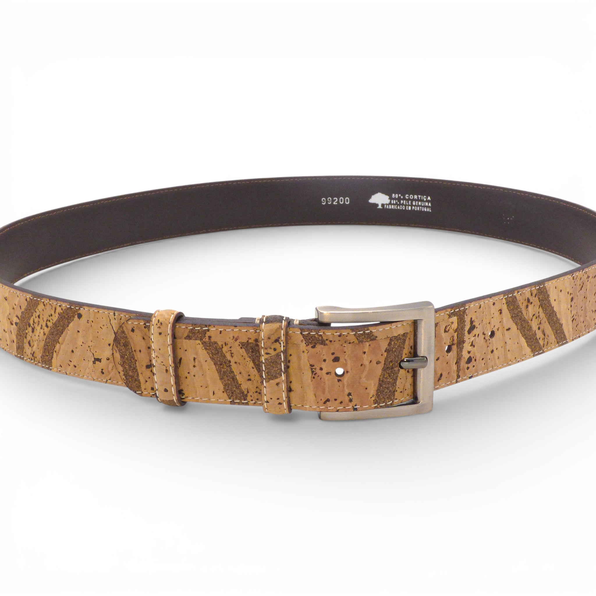Dos d'une ceinture en liège tigré — TC Cortiça, doublure cuir estampillée Portugal, boucle métal
