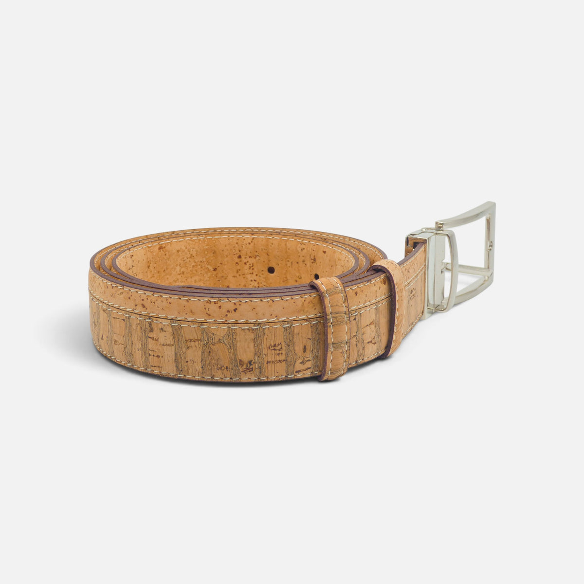 Ceinture en liège à motif texturé posée à plat, boucle ardillon argentée