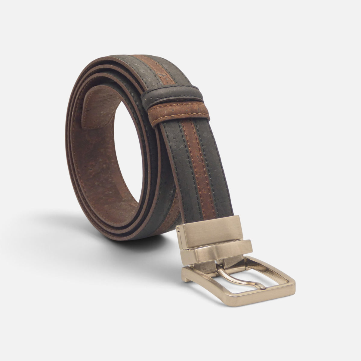 Ceinture en liège foncé enroulée, boucle dorée et double face visible