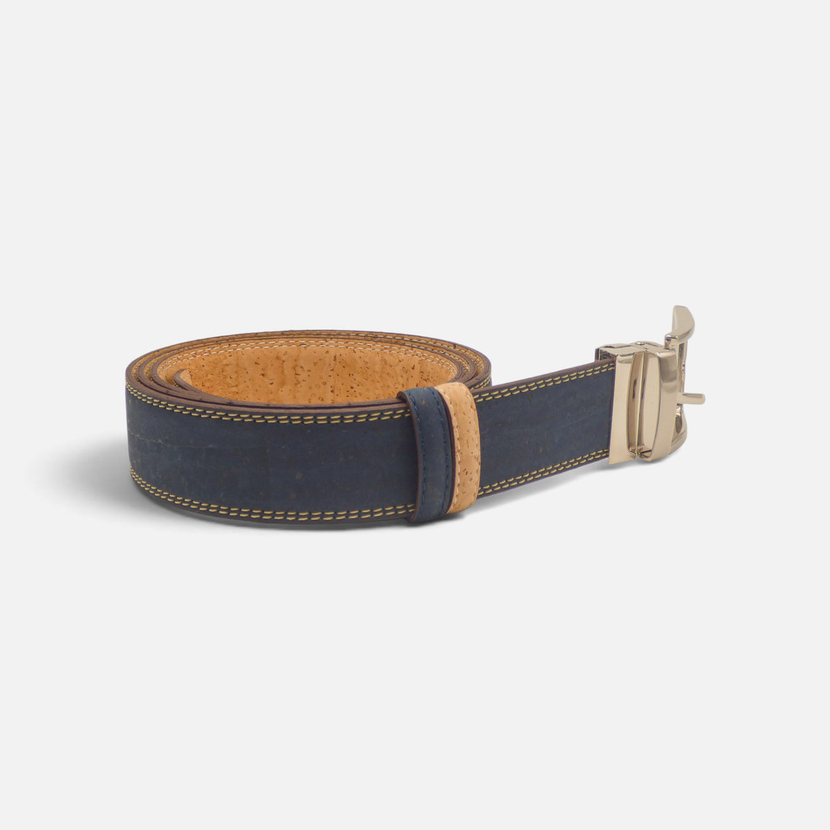 Ceinture en liège bleu à plat, couture contrastée et boucle pivotante