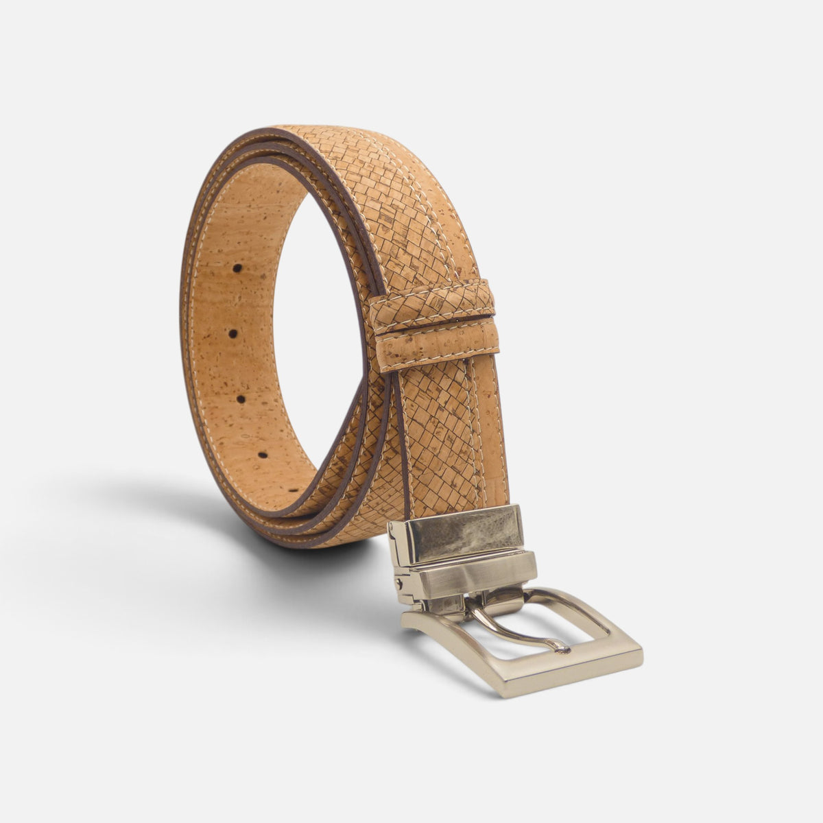 Ceinture en liège enroulée debout, perforations de réglage visibles