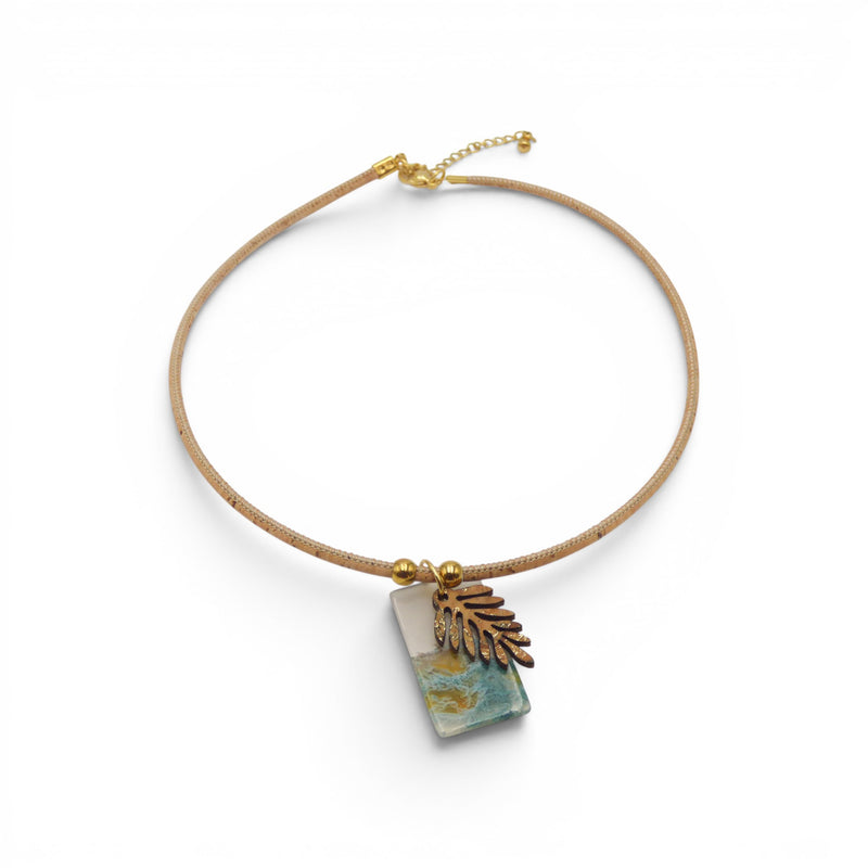 Collier en liège naturel avec pendentif feuille doree et verre bleu-vert, bijou artisanal fait main Portugal