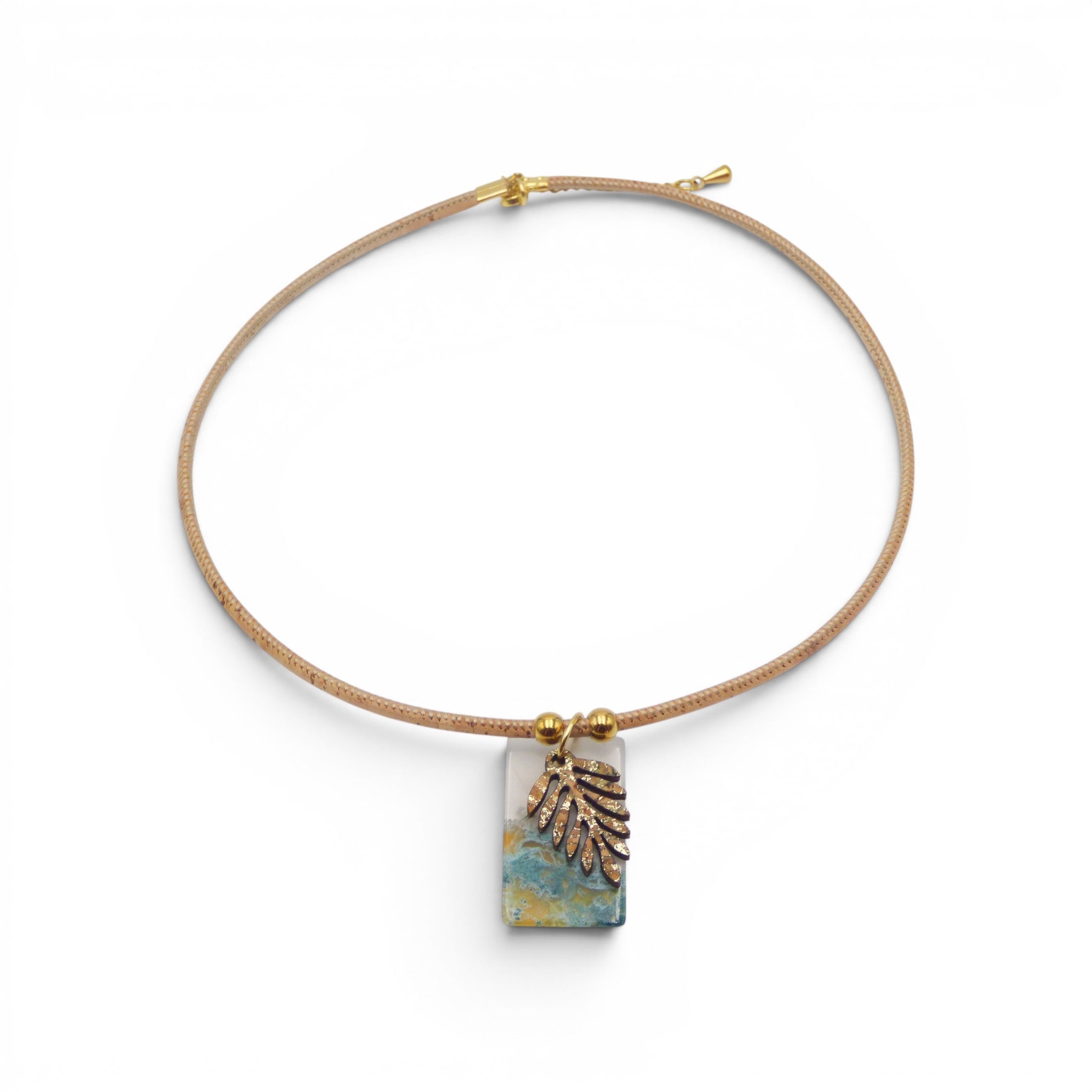 Collier feuille et verre vert pastel doux, cordon liege naturel, bijou delicat sans matiere animale