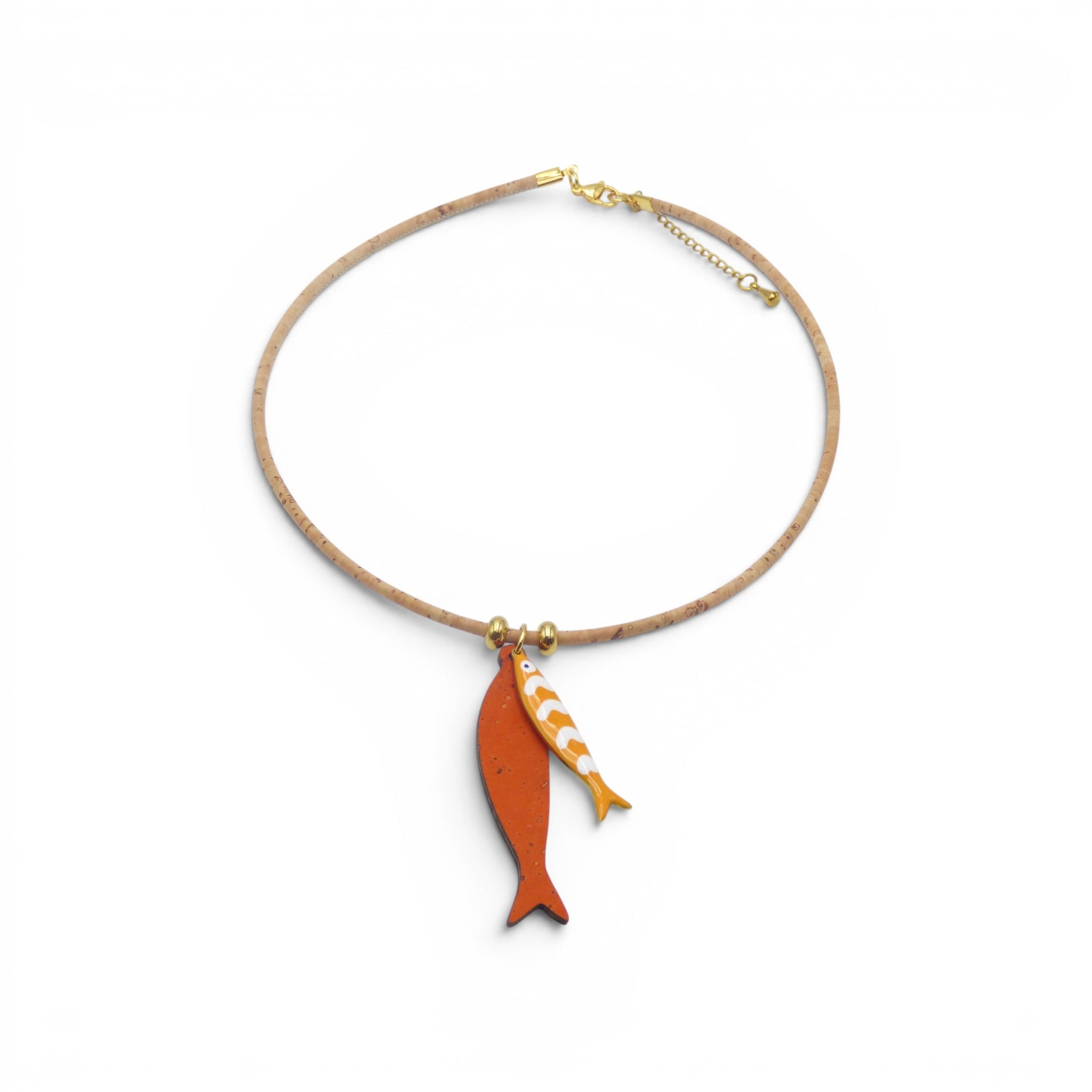 Détail sardinette orange et cordon liège tressé, collier écologique femme