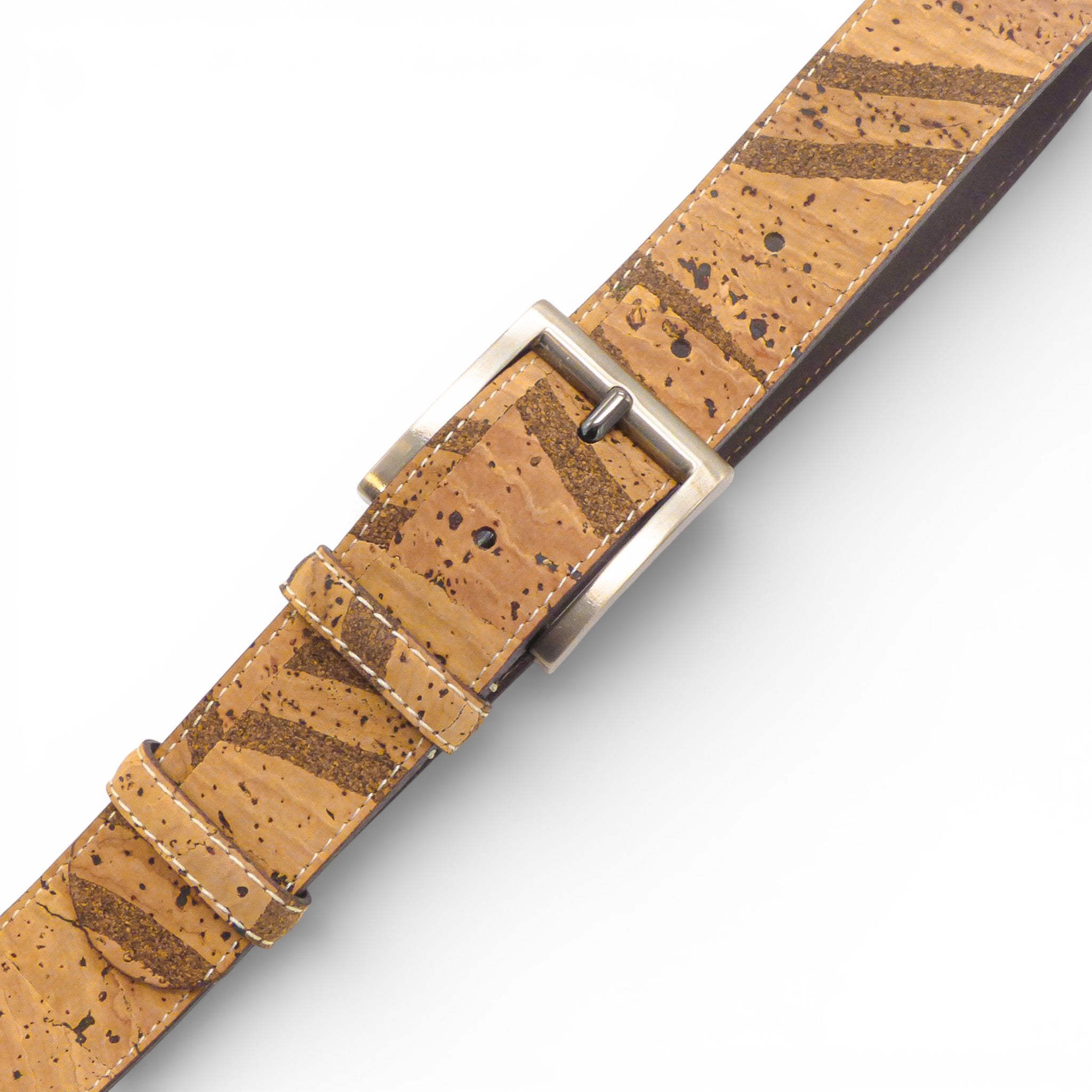 Gros plan boucle et liège rayé tigré — ceinture TC Cortiça, métal argent, doublure cuir, Portugal