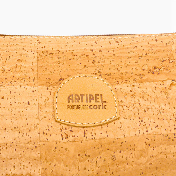 Détail logo Artipel sur pochette plate en liège naturel - artisanat portugais
