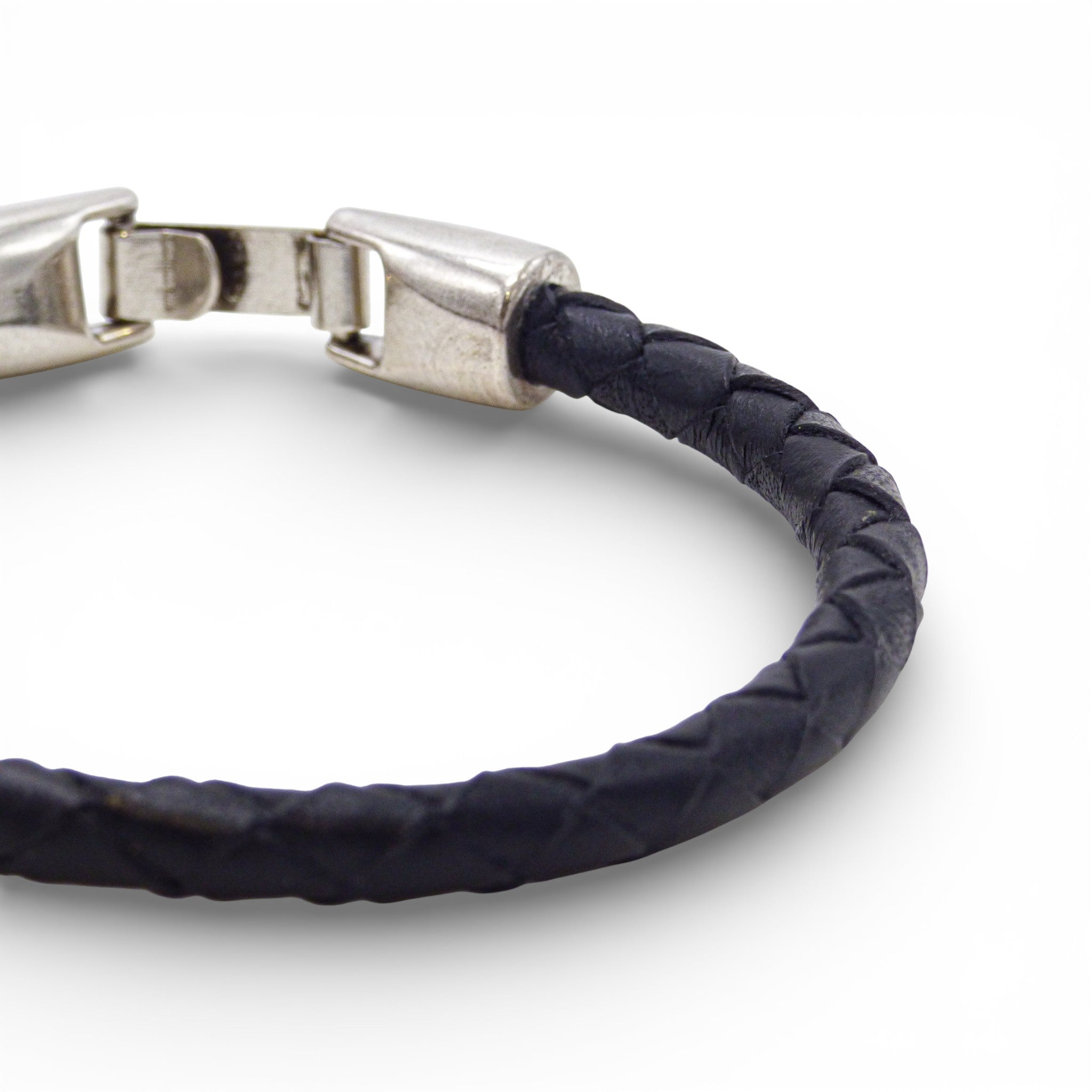 Gros plan sur le tressage cuir et le fermoir argenté du bracelet homme fin Artipel — Portugal