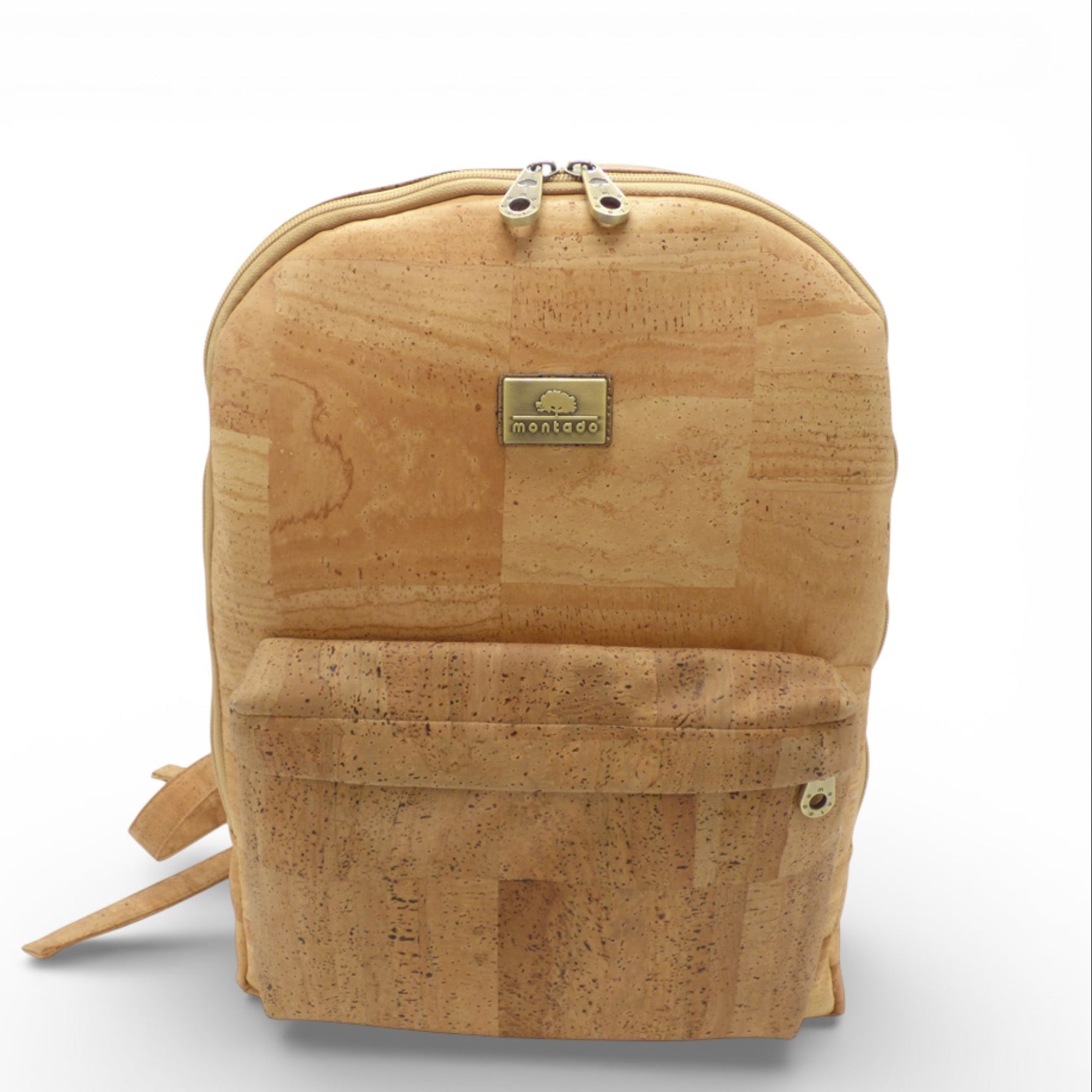 Face d'un grand sac à dos Pro en liège naturel — Montado, poche avant zippée, plaque laiton, Portugal