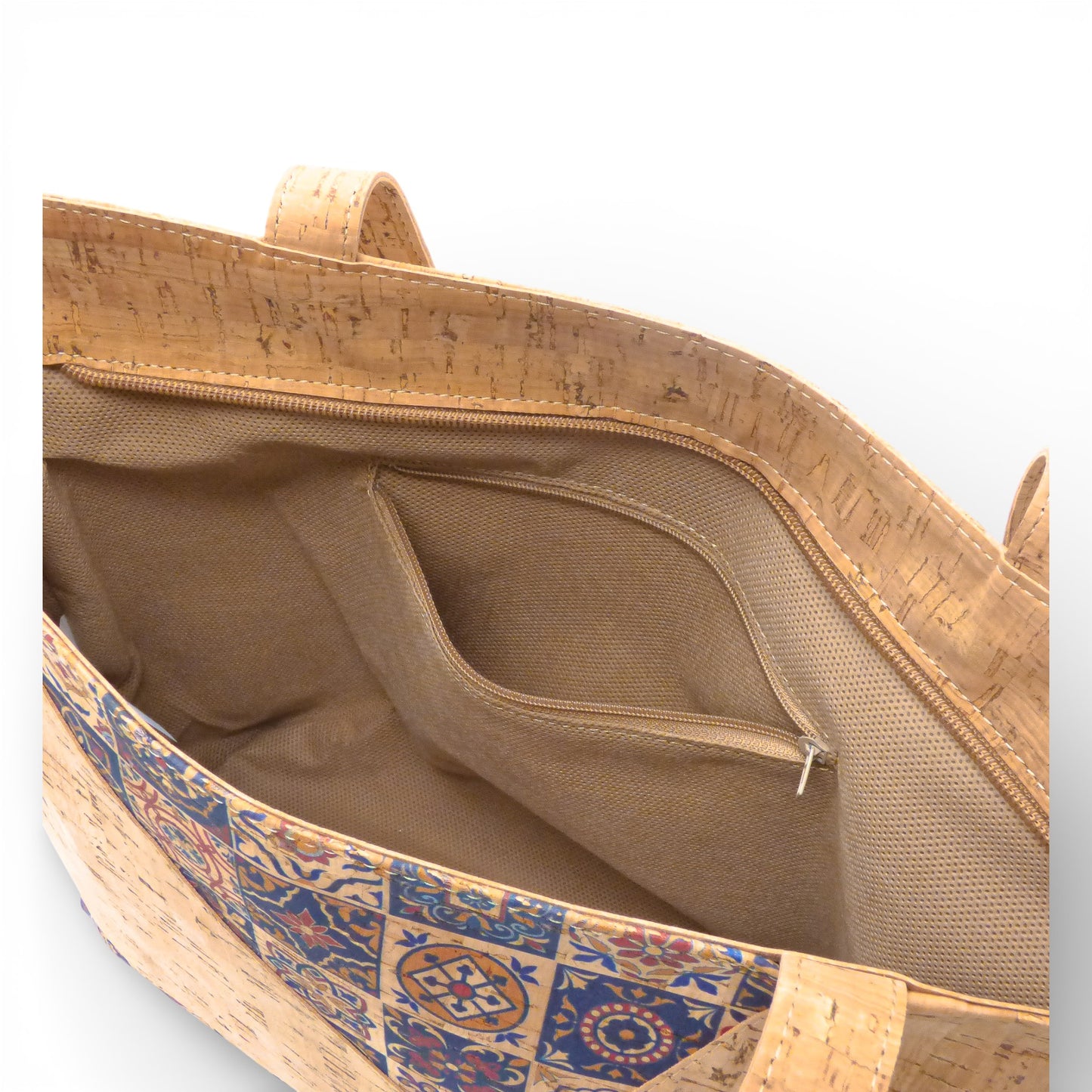 Intérieur du sac à main en liège Azulejos de Sobreiro, montrant la doublure et la grande capacité.