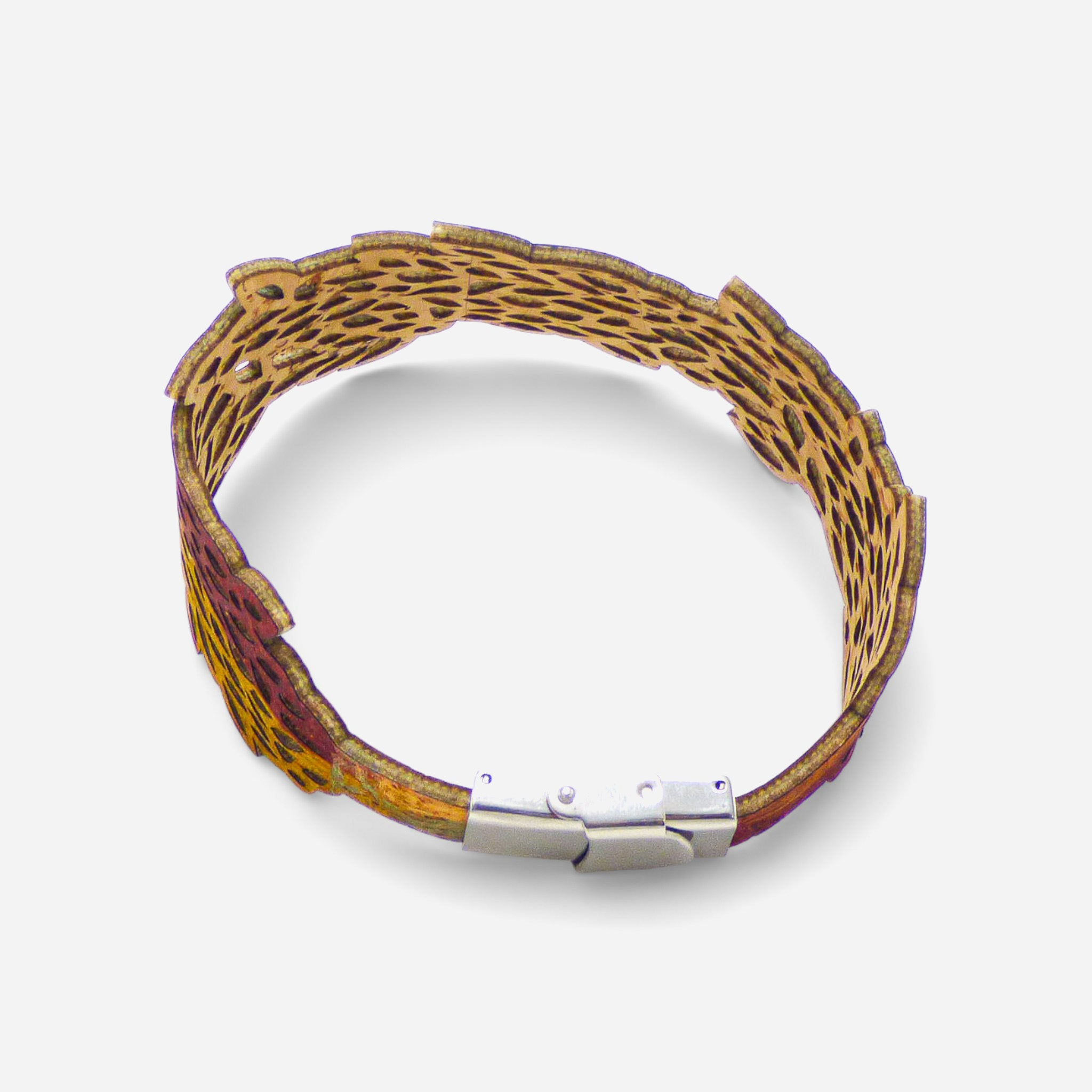 Elegant Manchette Dentelle Végétale bracelet in cork with autumn leaf design, showcasing intricate cutouts and earthy tones.