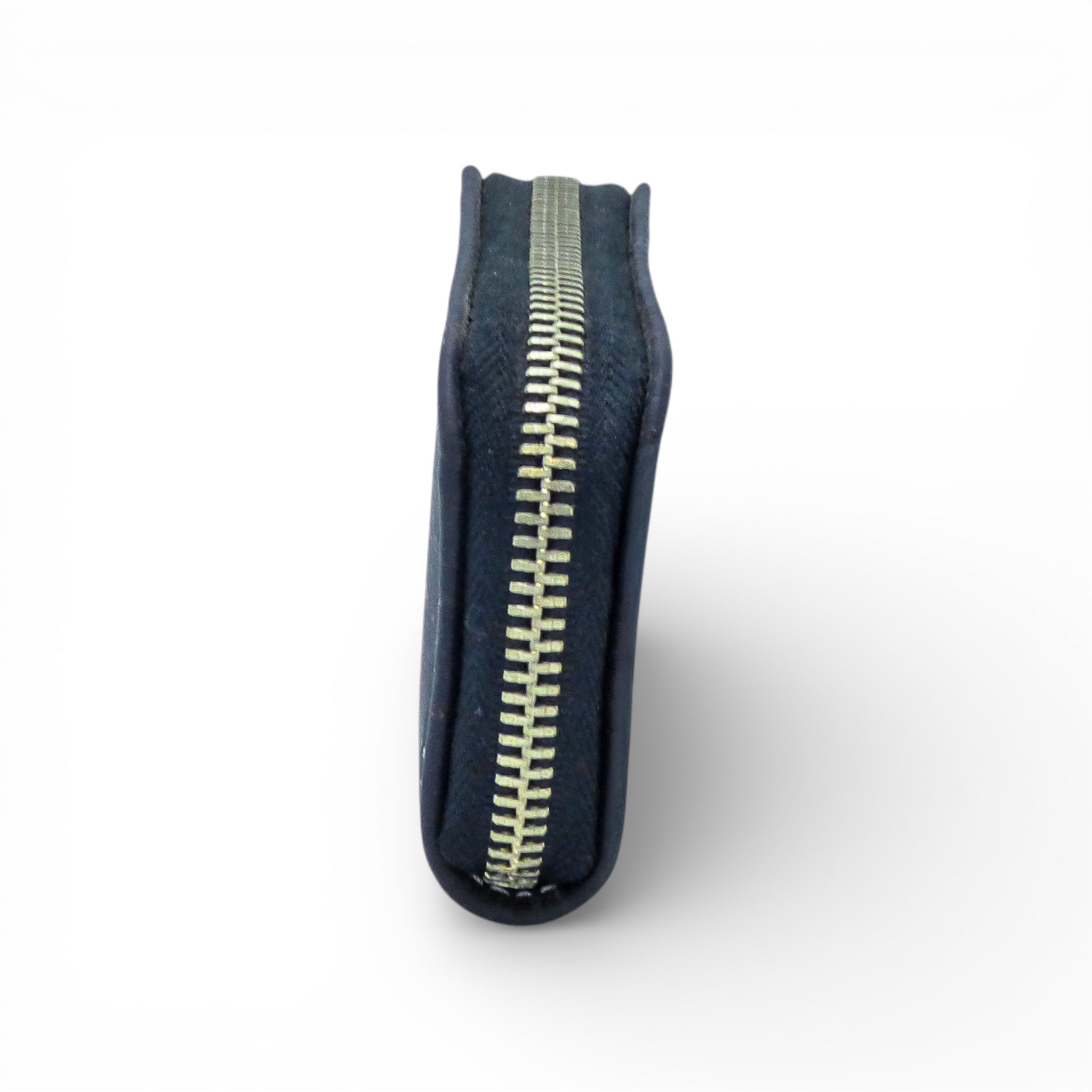 Compact Marla Pais wallet in black with a stylish design, showcasing its artisanal craftsmanship and compact size.