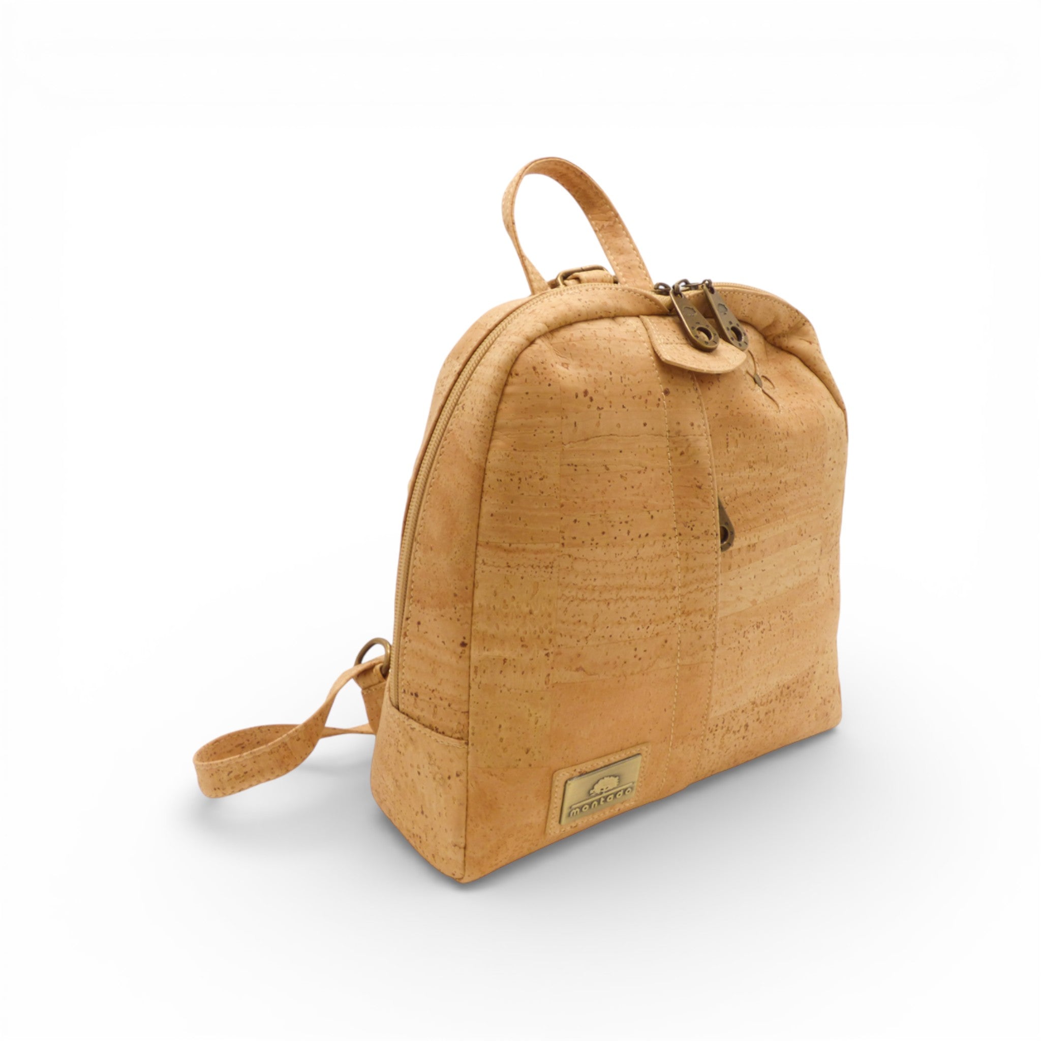 Sac à dos compact en liège naturel Montado, vue de trois quarts, mettant en avant sa texture et son design élégant.