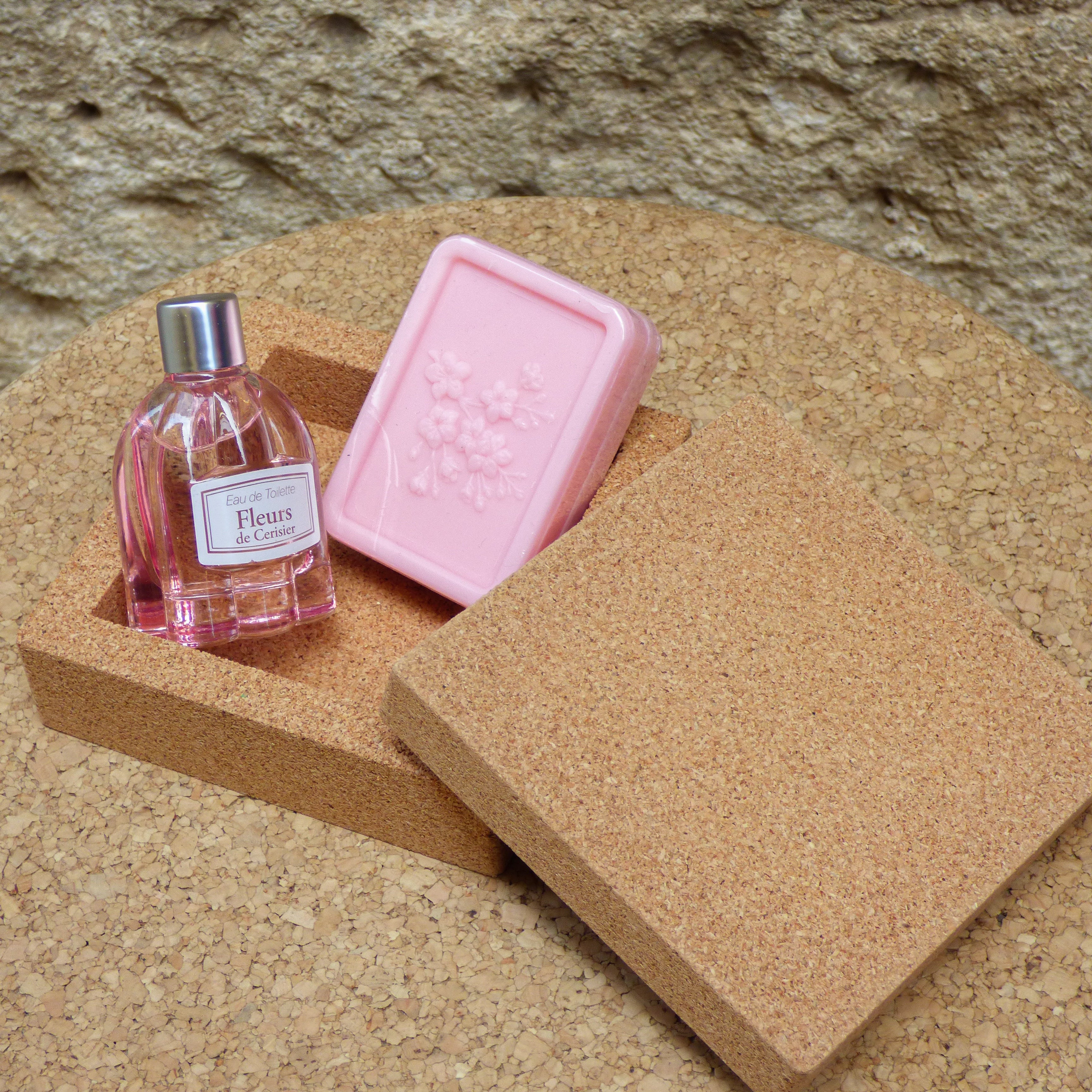 Boîte carrée en liège ouverte, savon et parfum posés dessus — Valoris, Portugal