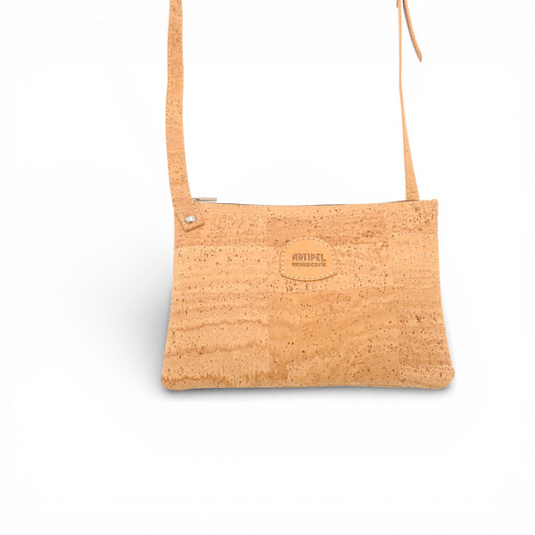 Pochette Naturel en liège Artipel, plate et élégante, affichant une texture naturelle et un design minimaliste.