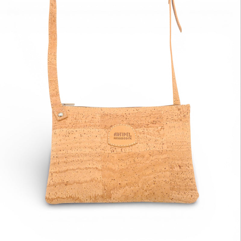 Pochette plate en liège naturel à bandoulière — Artipel, patch logo, Portugal