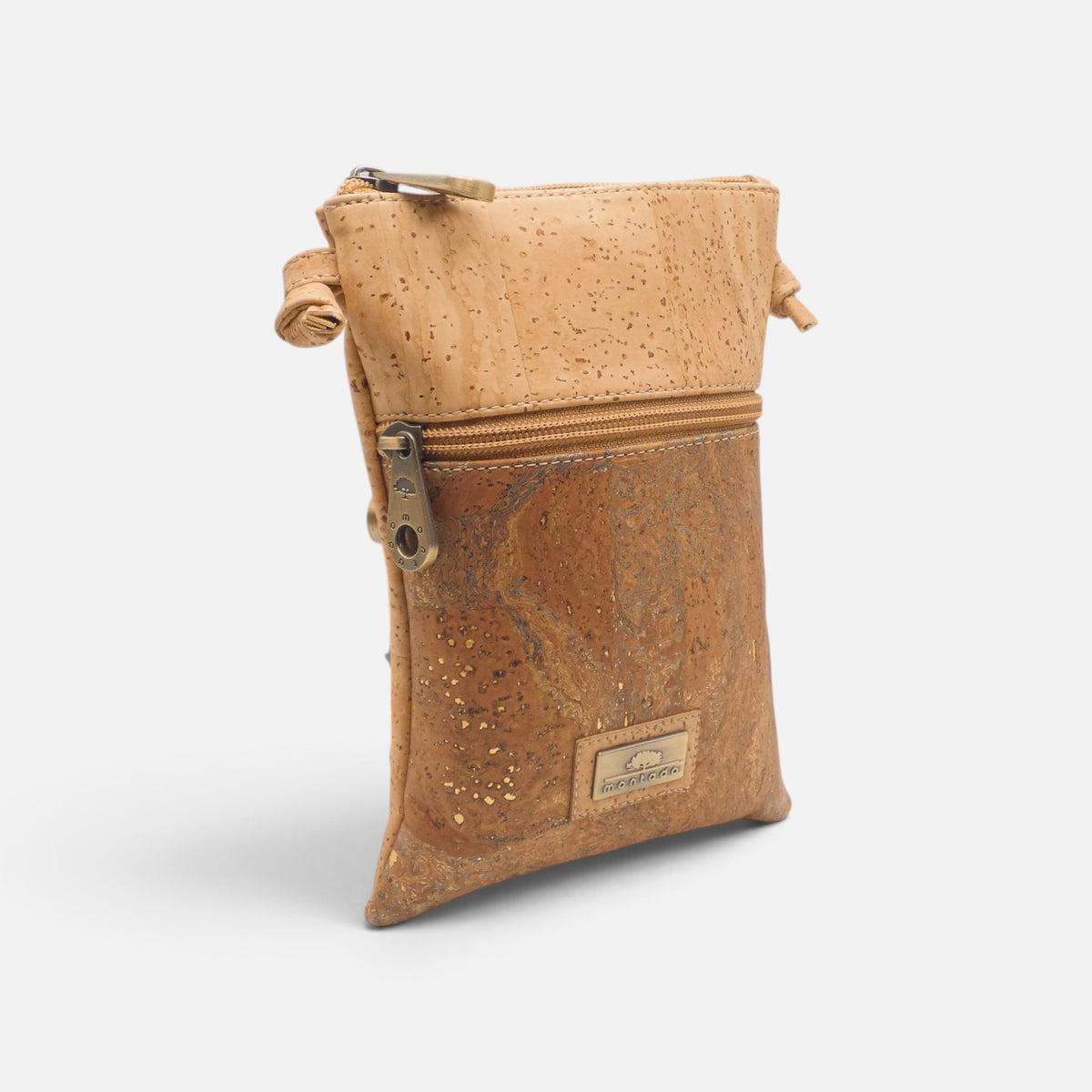 Petite sacoche en liège brun camel vue de trois quarts, cadeau femme original