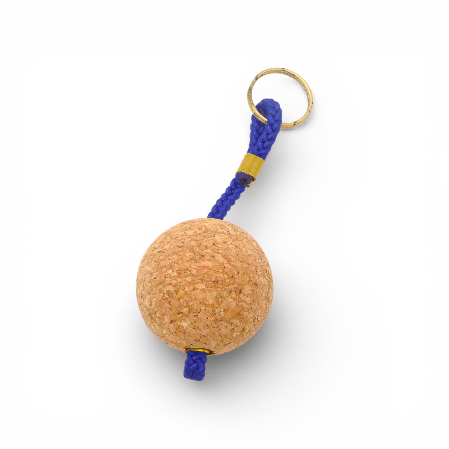 Porte-clés flottant "Format Poche" en écorce de chêne, design bohème chic par Viking, sur fond naturel.