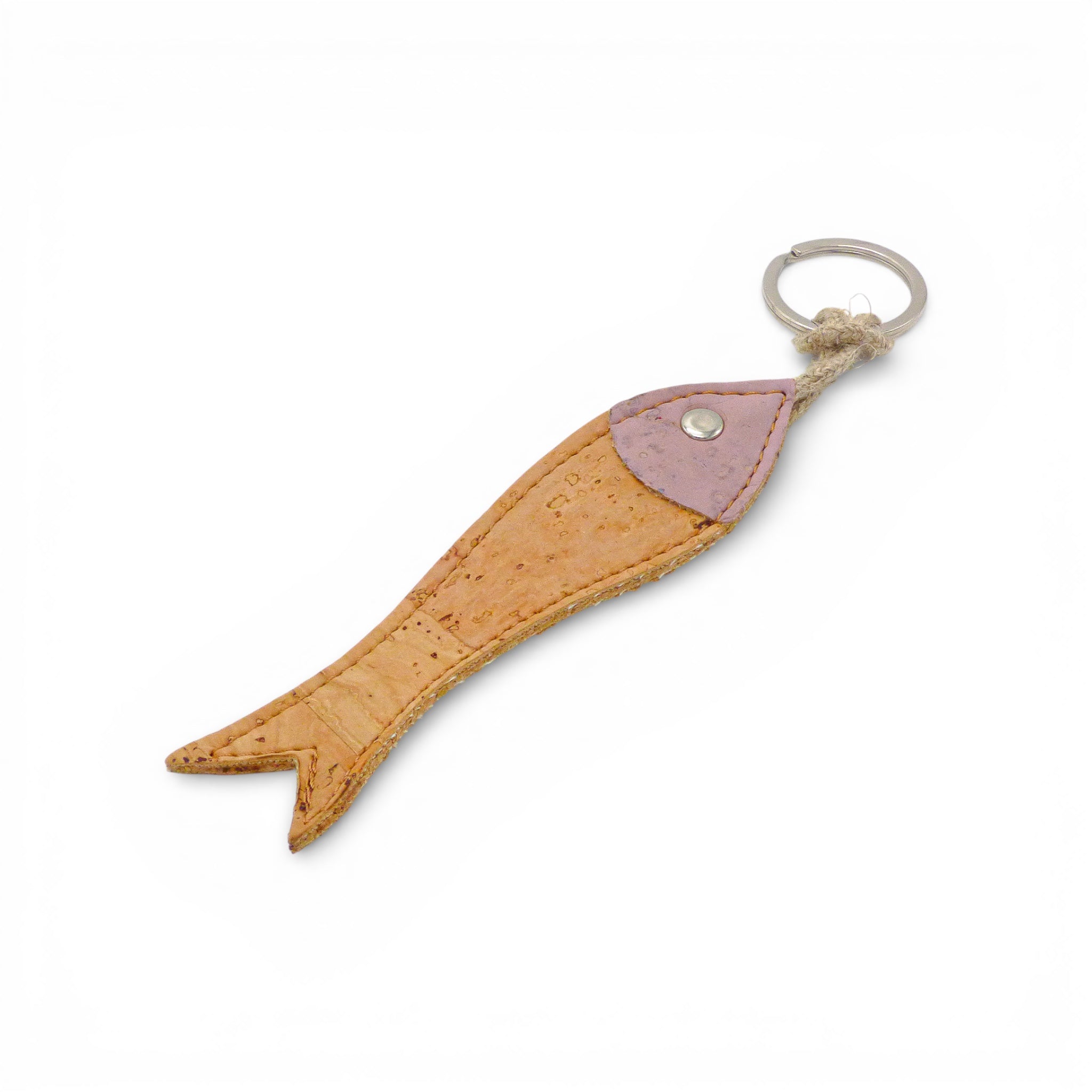 Porte-clés sardine en liège à tête rose poudre, de profil — Amador Varum, Portugal