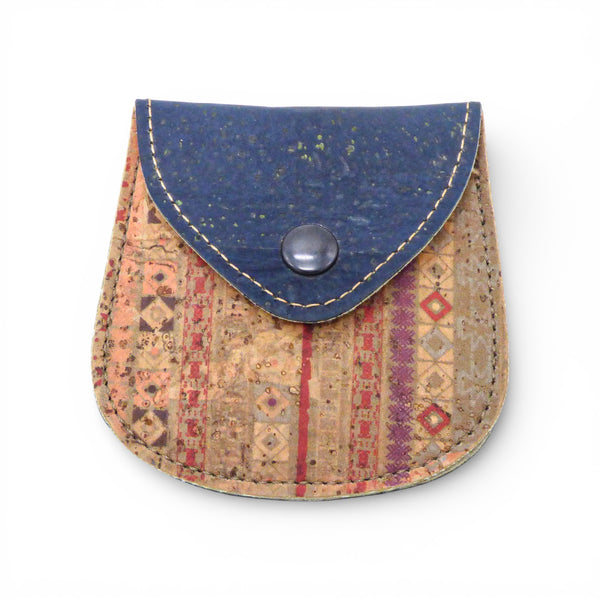 Porte-monnaie ultra-plat et rabat en liège bleu minimaliste de la marque Amador Varum, léger et discret.