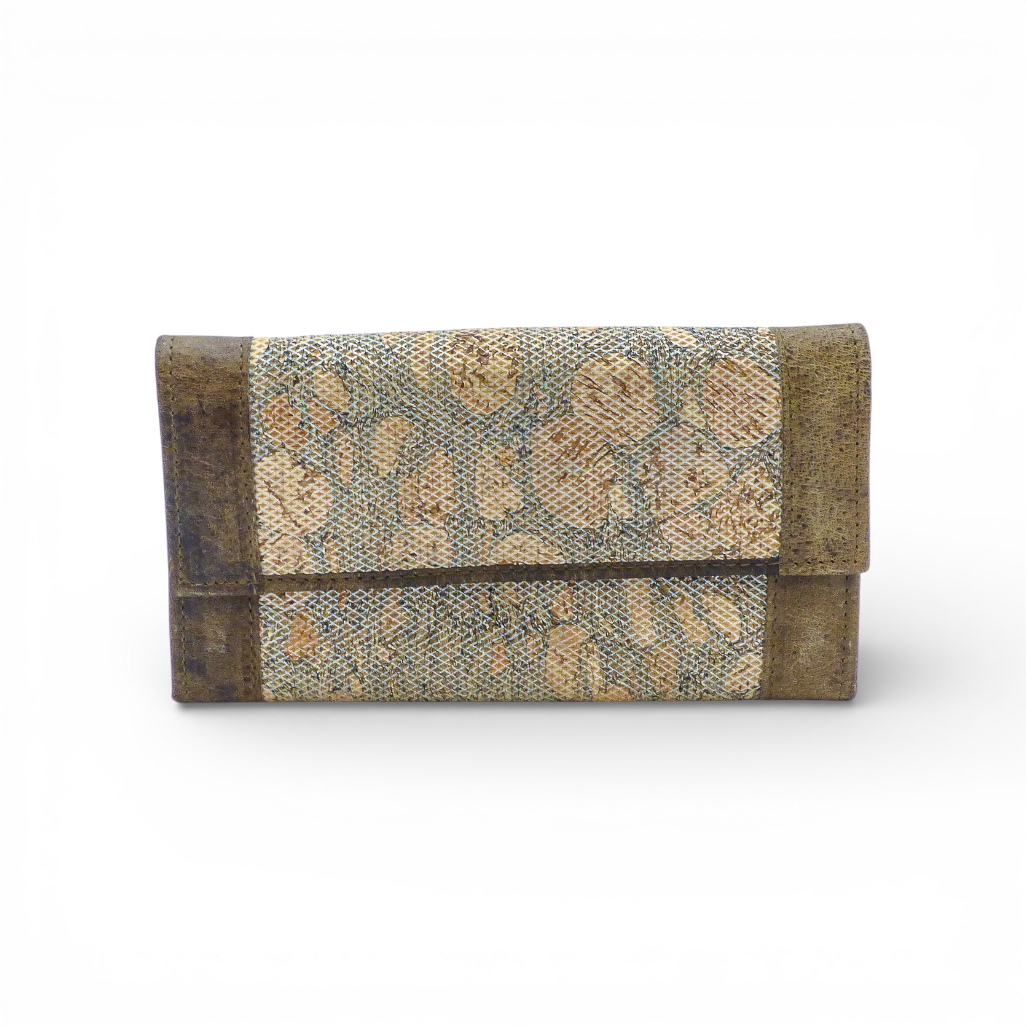 Portefeuille en cuir et liège kaki Marla Pais avec motif d'artisanat, mettant en avant un style naturel et luxueux.