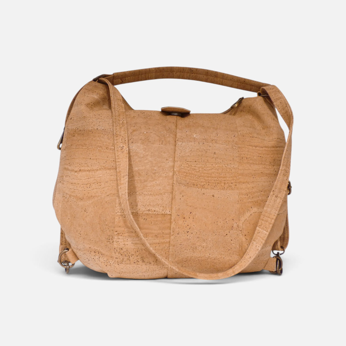 Dos d'un sac à dos en liège clair, bretelles fines rangées à plat