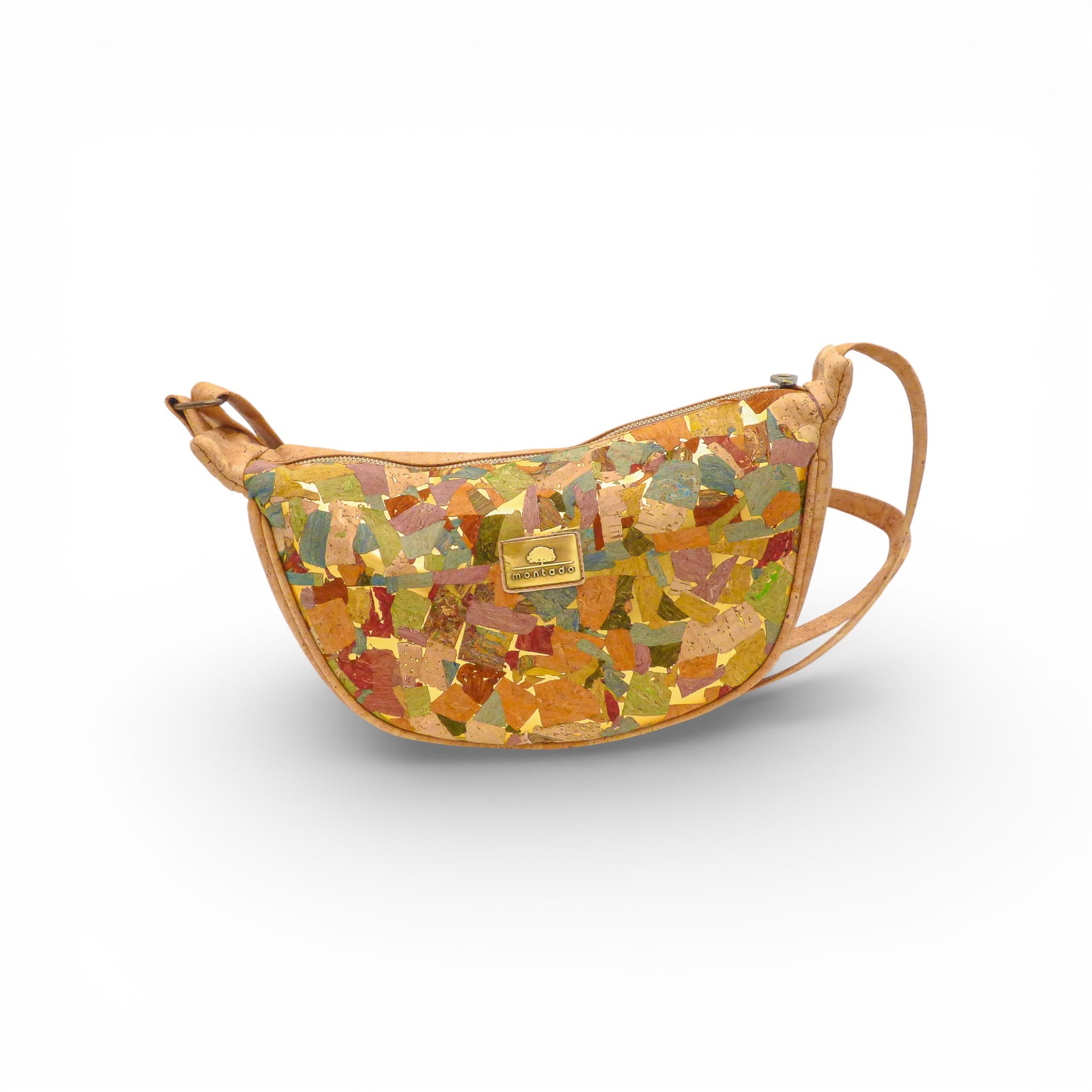 Sac banane évasé en liège Montado avec motif mosaïque multicolore, vue de face sur fond clair.