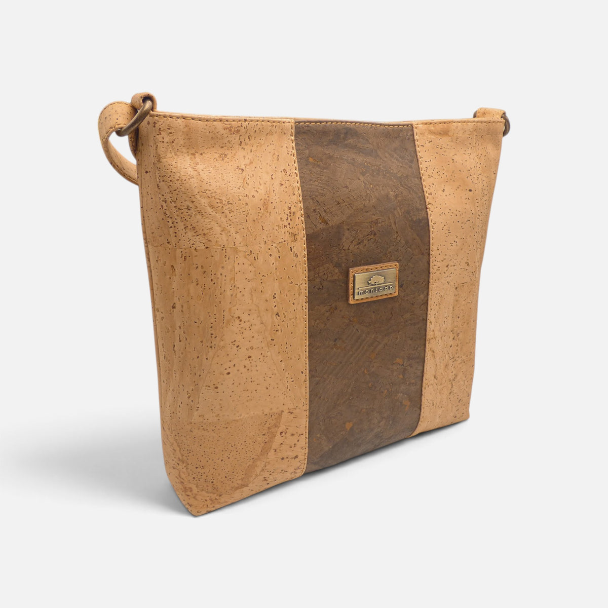 Sac en liège brun vu de trois quarts, finition mate et couture apparente