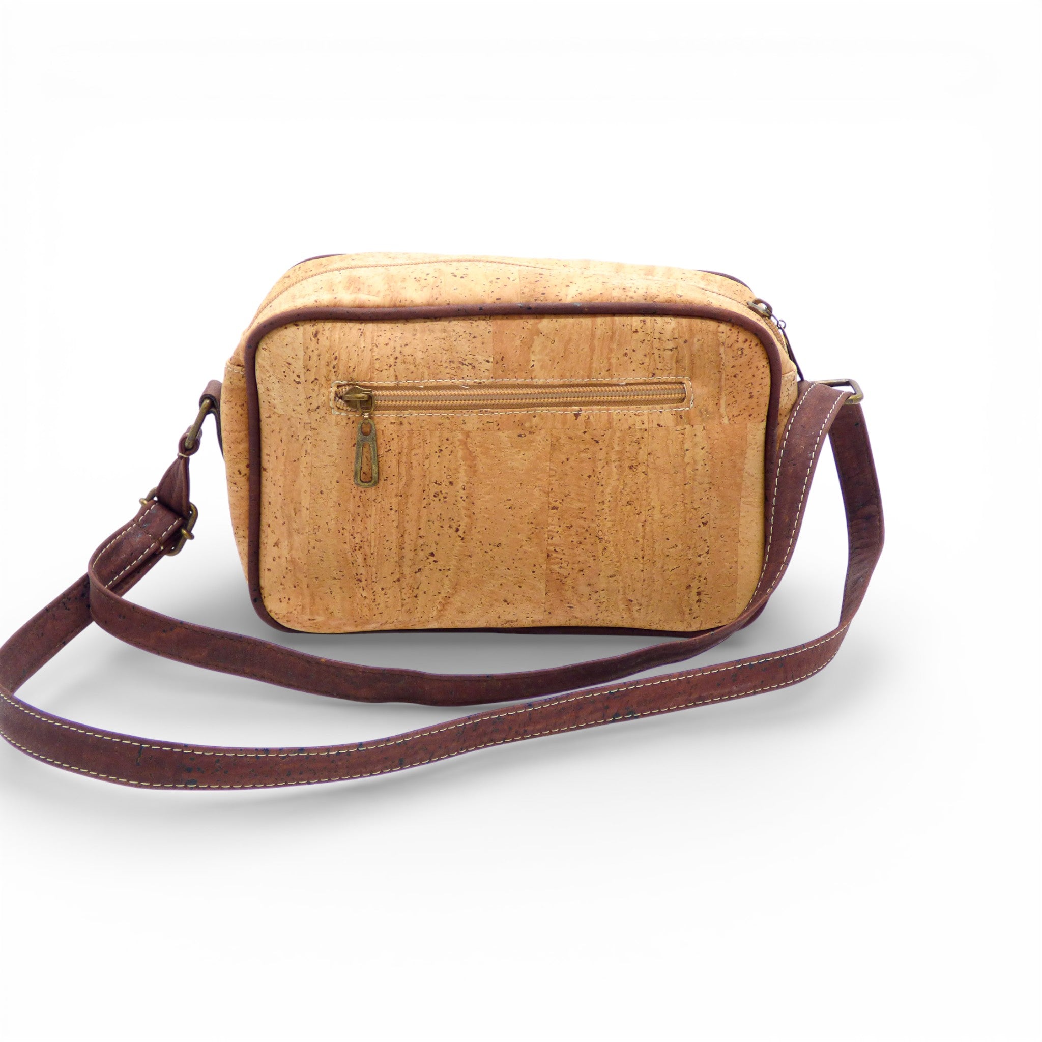 Dos d'un sac compact en liège naturel à passepoil brun — Amador Varum, poche zippée arrière, Portugal