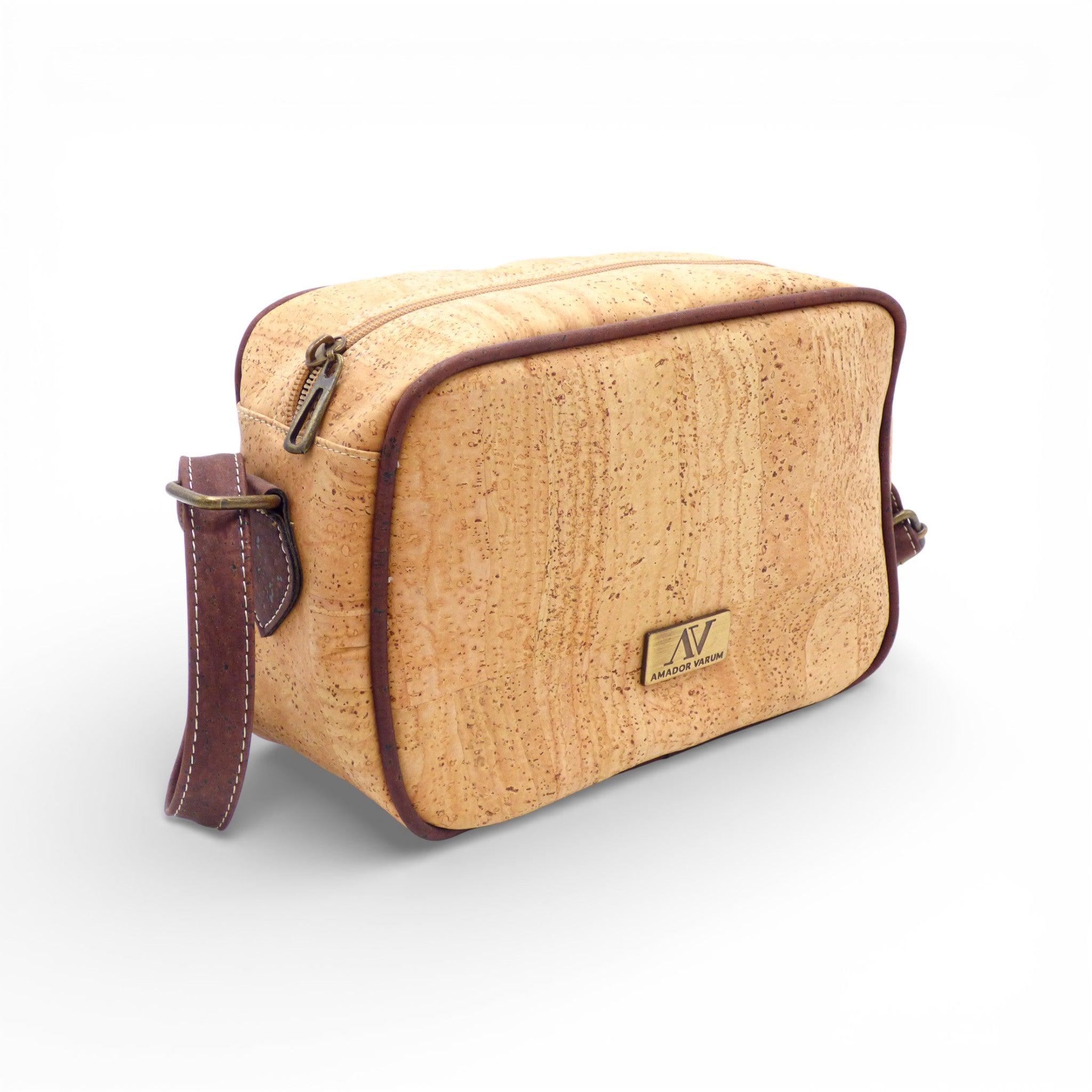 Sac bandoulière compact en liège naturel à passepoil brun, vue trois-quarts — Amador Varum, Portugal